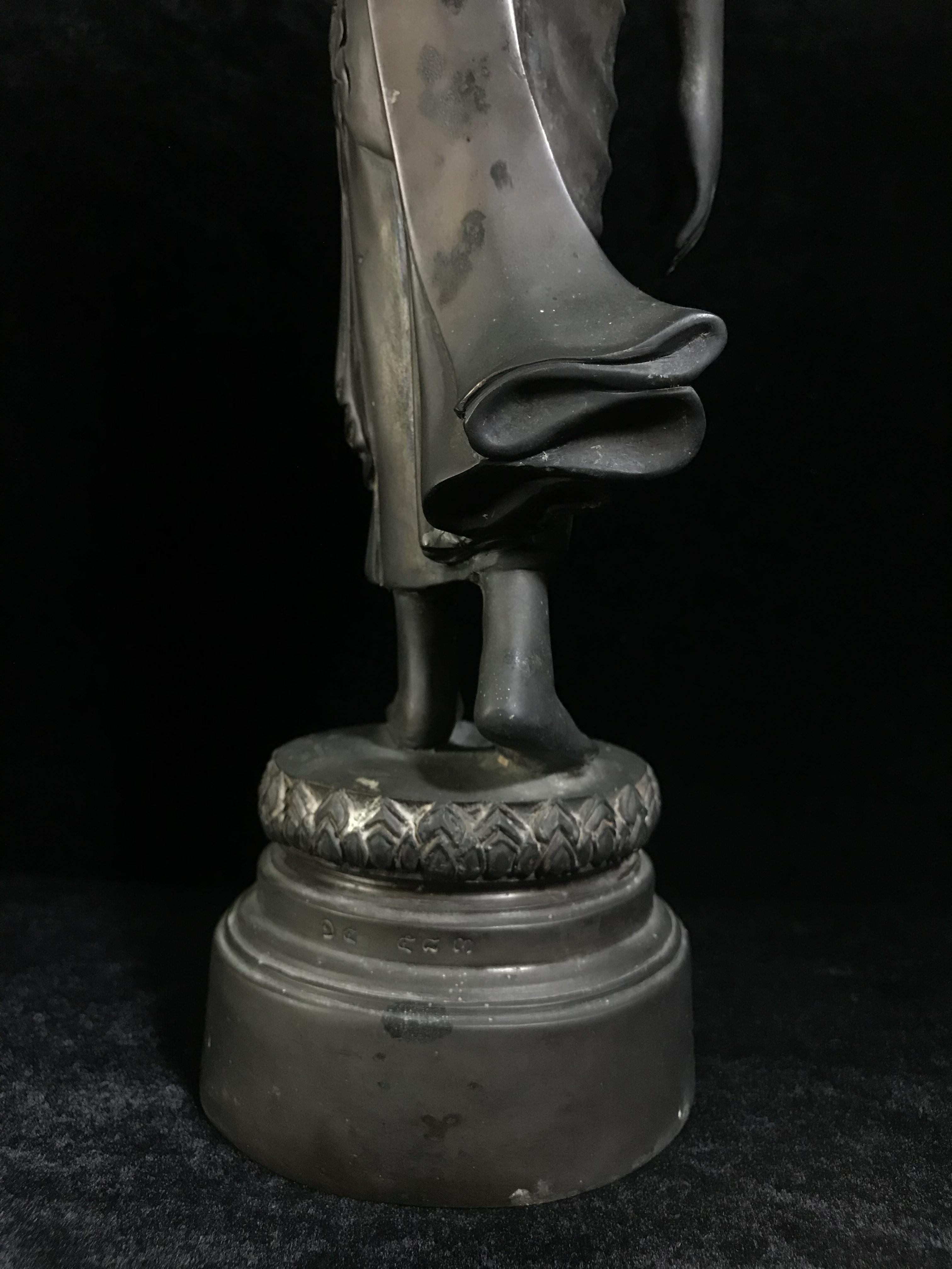 พระบูชา 25พุทธศตวรรษ พระศรีศากยะทศพลญาณ ประธานพุทธมณฑลสุทรรศน์ ปี 2531 ตราสัญลักษณ์พระราชพิธีรัชมังคลาภิเษก ปี 2531 หมายเลข (๑๕)๕๘๓ ขนาดความสูง 15 นิ้ว รวมฐานสูง 18 นิ้ว(นิยมหายาก)