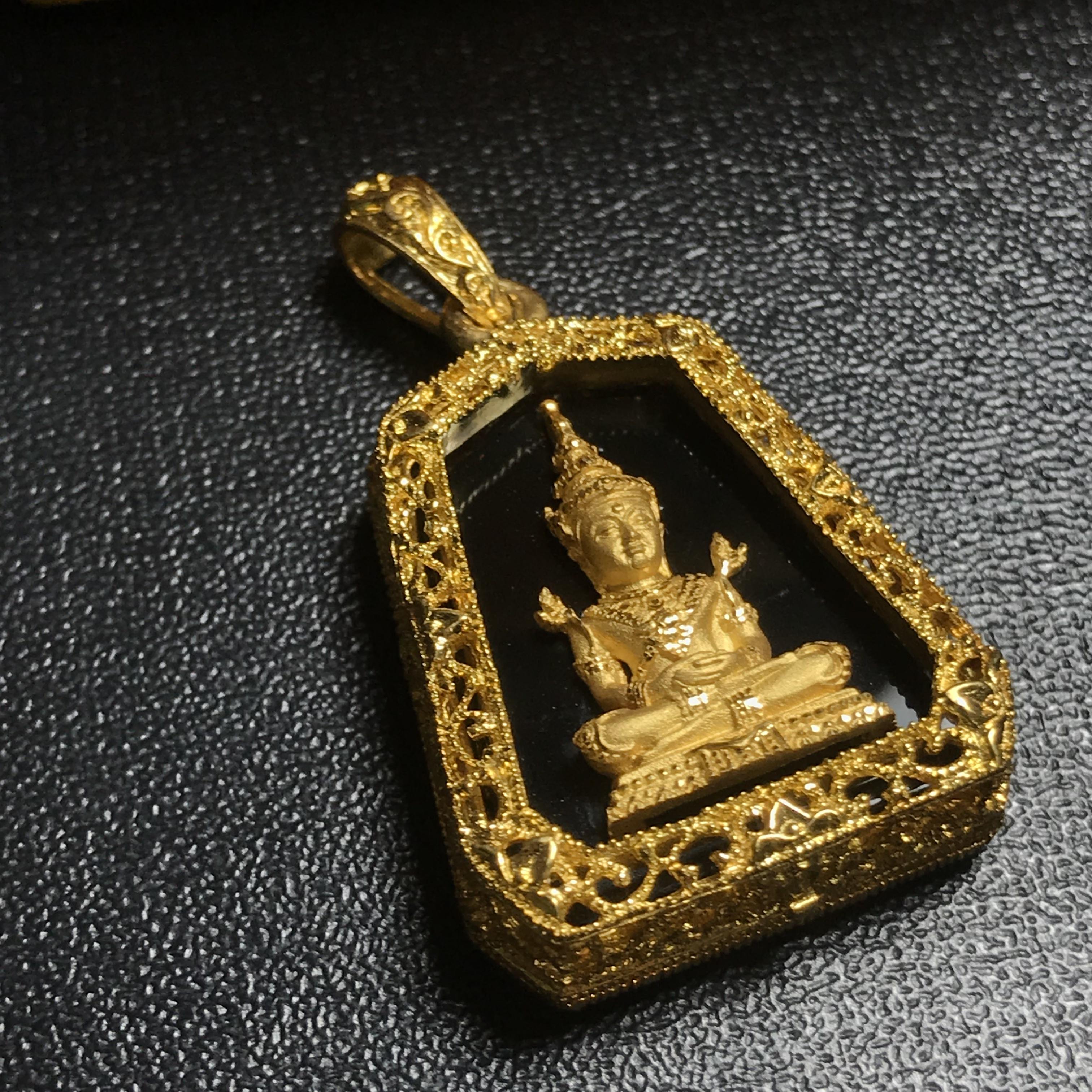 เหรียญพระแก้วมรกต(จำลอง)ทรงเครื่องฤดูร้อนแบบเจ็ดเหลี่ยม เนื้อทองคำ ด้านหลังตราสัญลักษณ์ฉลองสิริราชสมบัติครบ 60 ปี(1ใน1999องค์)(หายากมาก)