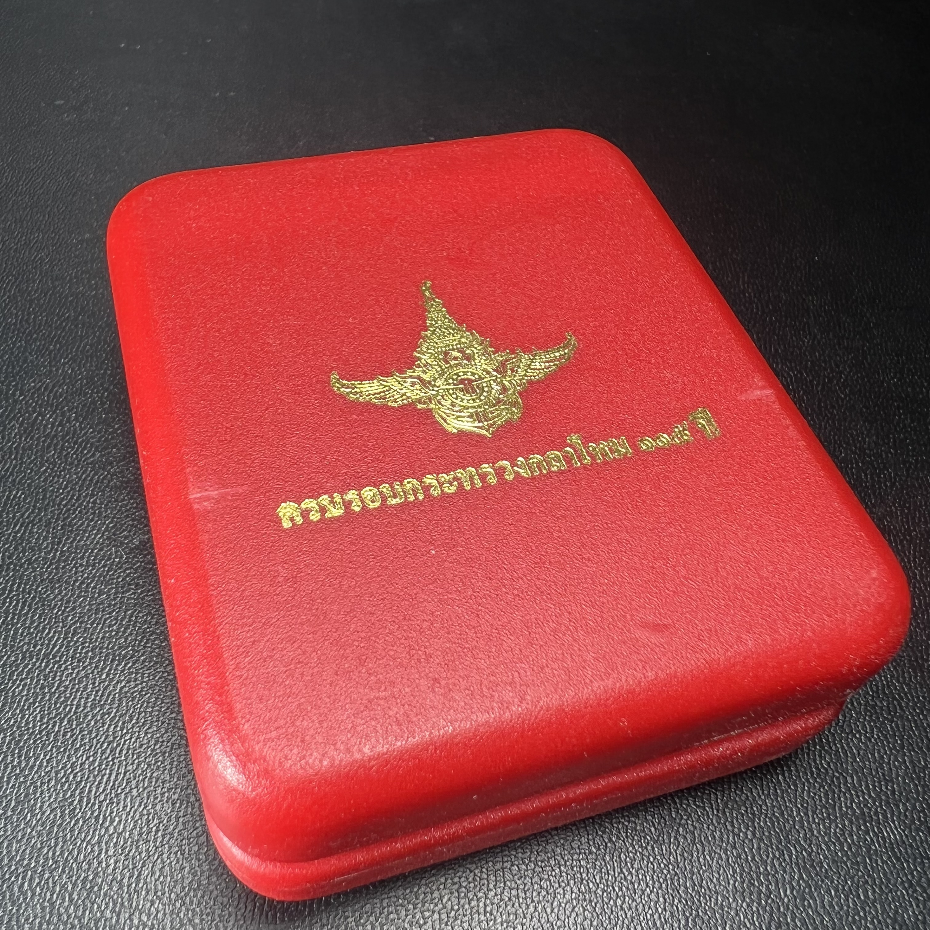 หลวงพ่อทวดเหยียบน้ำทะเลจืด รุ่นครบรอบกระทรวงกลาโหม 115 ปี พิธีปลุกเสก ณ มหาเจดีย์วัดพะโค๊ะ และบนเรือรบหลวงกองเรือยุทธการภาคที่ 2 กลางทะเล จังหวัดสงขลา ปี2545 เหรียญทรงเสมาเนื้อเงินสามกษัตริย์(ฉากพื้นหลังผิวกระจก) ตอกโค๊ตและหมายเลข ซีนซองเดิมกล่องบรรจุเดิม