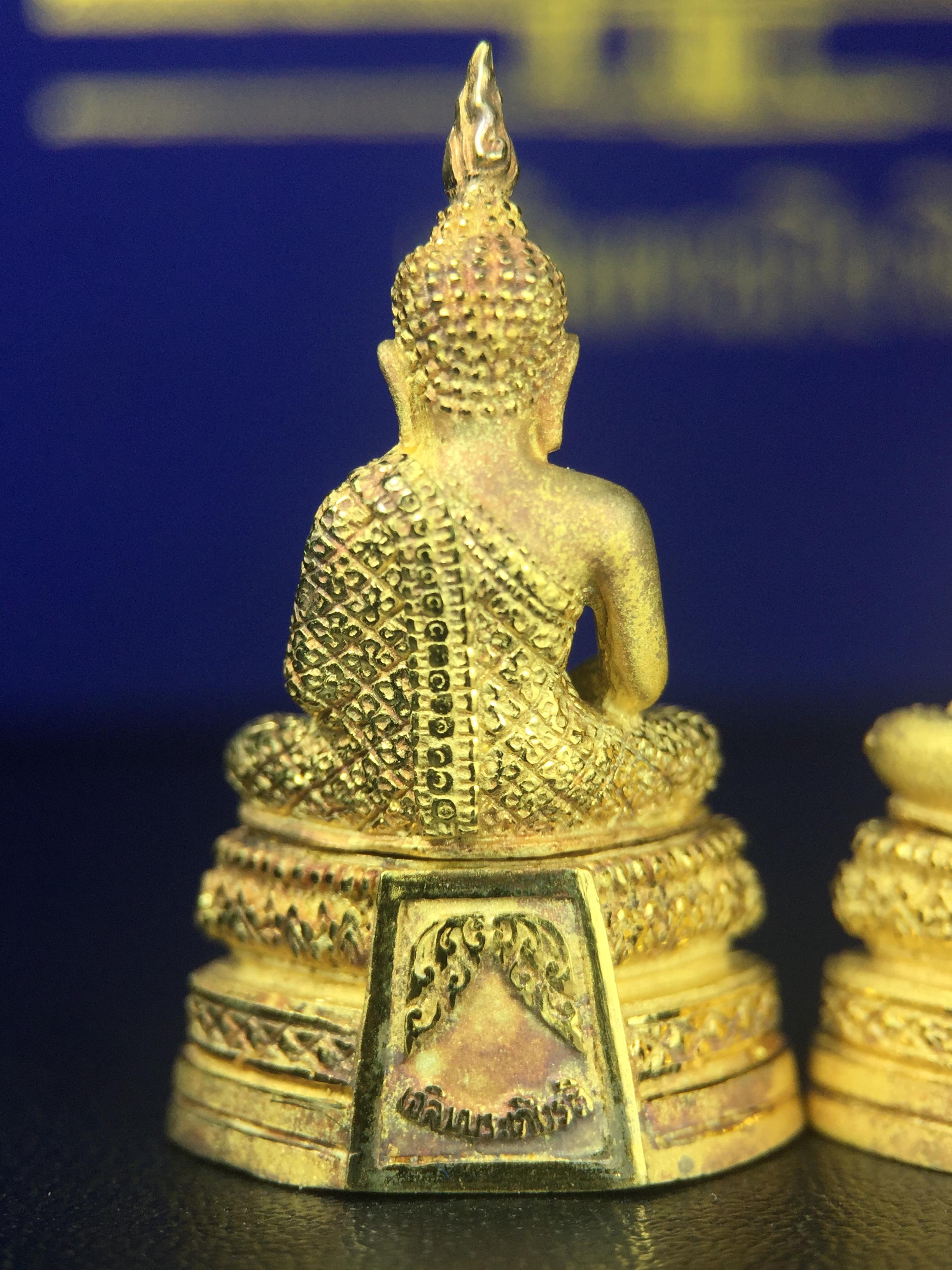 พระพุทธมหามณีรัตนปฎิมากร(พระแก้วมรกต)รุ่น เฉลิมพระเกียรติ วัดพระศรีรัตนศาสดารามราม(วัดพระแก้ว) ปี2543 เนื้อเงินชุบทองพ่นทรายขัดเงาบางส่วน พิมพ์ใหญ่ลอยองค์ ชุด 3 ฤดู ตอกโค๊ตหมายเลขเดียวกันทั้ง3องค์ ชุดหมายเลข( ช147)สภาพผิวสวยดุจทองคำกล่องบรรจุเดิมครบ