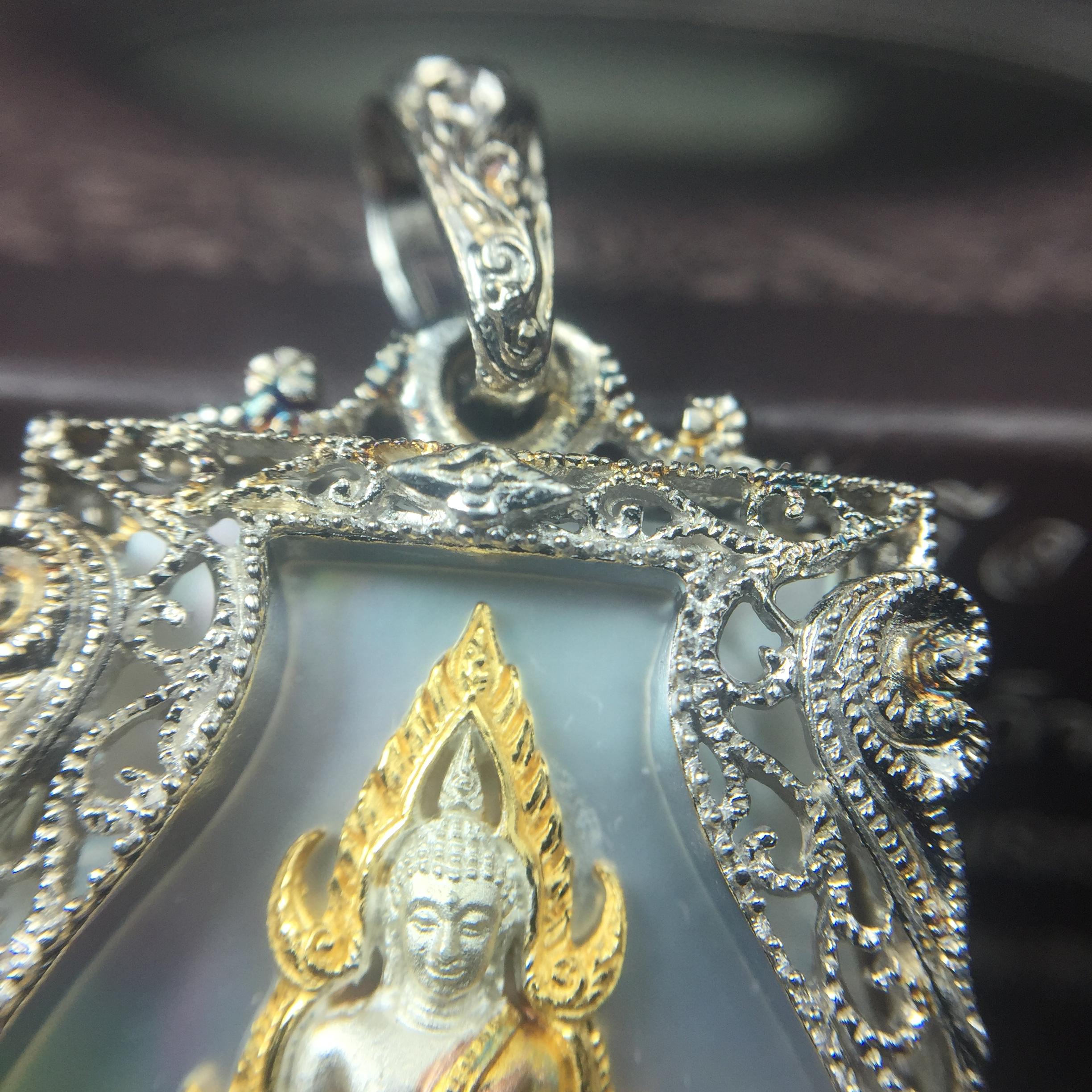 พระพุทธชินราช ภปร. โครงการ "เพราะแผ่นดินนี้ คือ แผ่นดินเกิด" ปี2548(รุ่นแรก) เหรียญทรงเสมา ขนาด 21 x 29 มม.เนื้อเงินสามกษัตริย์ องค์พระชุบสามกษัตริย์ ล้อมด้วยกรอบเงินชุบทองคำขาวสลักเสลาเป็นลวดลายละเอียดอ่อน ส่วนพื้นองค์พระเป็นเปลือกหอยมุขงดงาม