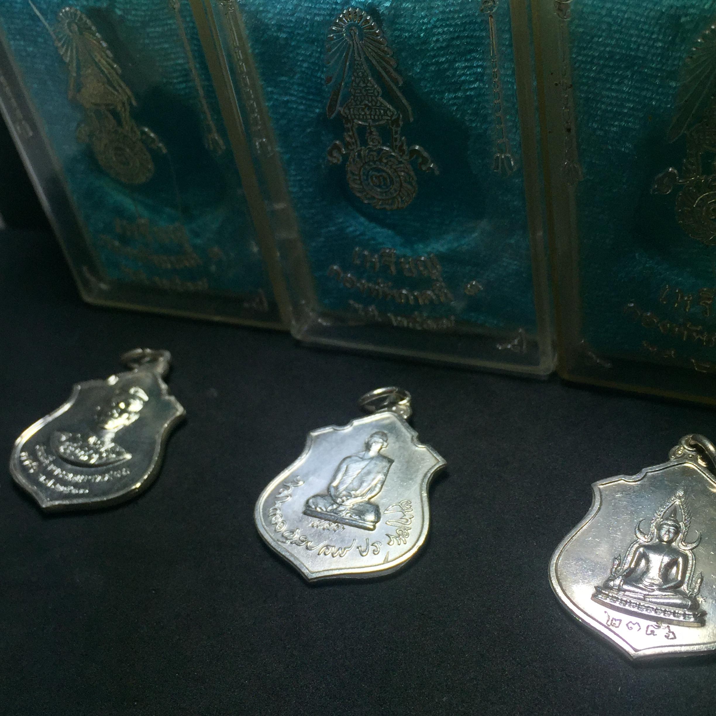 เหรียญ กองทัพภาคที่3จัดสร้าง ปี2517 เนื้อเงินครบ3พิมพ์(หายาก)(ในหลวง ร.9 เสด็จในพิธี)