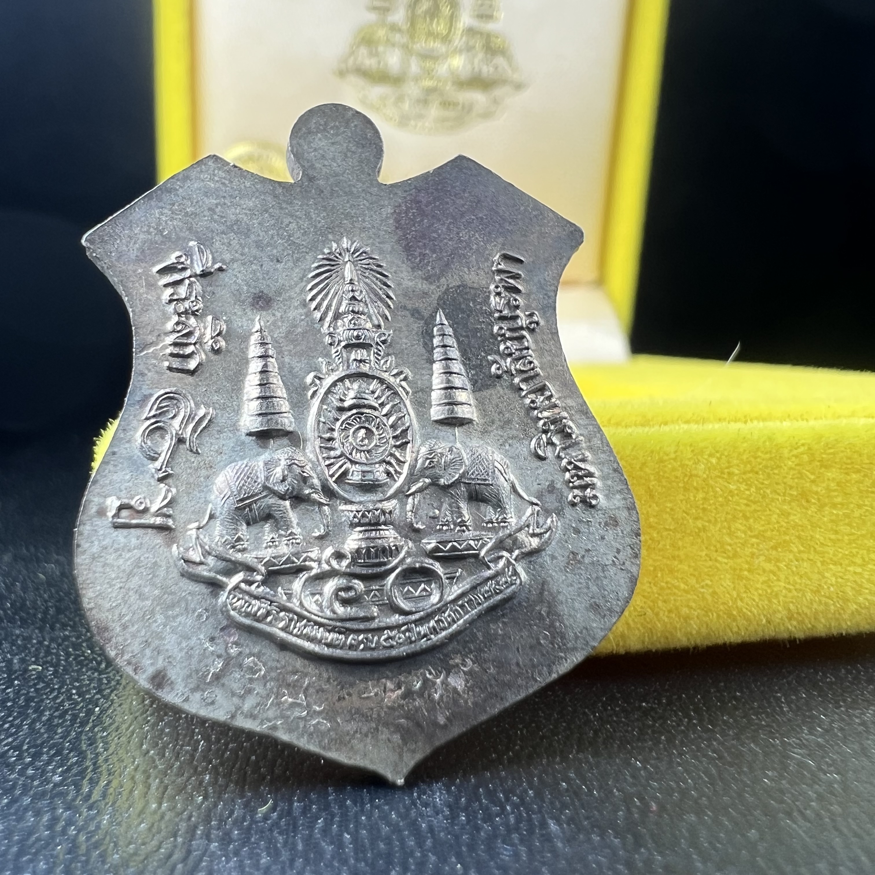 เหรียญหลวงพ่อโสธร ภปร. รุ่นกาญจนาภิเษก จัดสร้างในมงคลวโรกาสที่พระบาทสมเด็จพระเจ้าอยู่หัวรัชกาลที่9 เสด็จเถลิงถวัลย์สิริราชสมบัติ ครบ 50 ปี ในพุทธศักราช 2539 เนื้อนวโลหะหน้าทองคำ(พิธีใหญ่เข้มขลัง)1 ใน 9950 เหรียญ