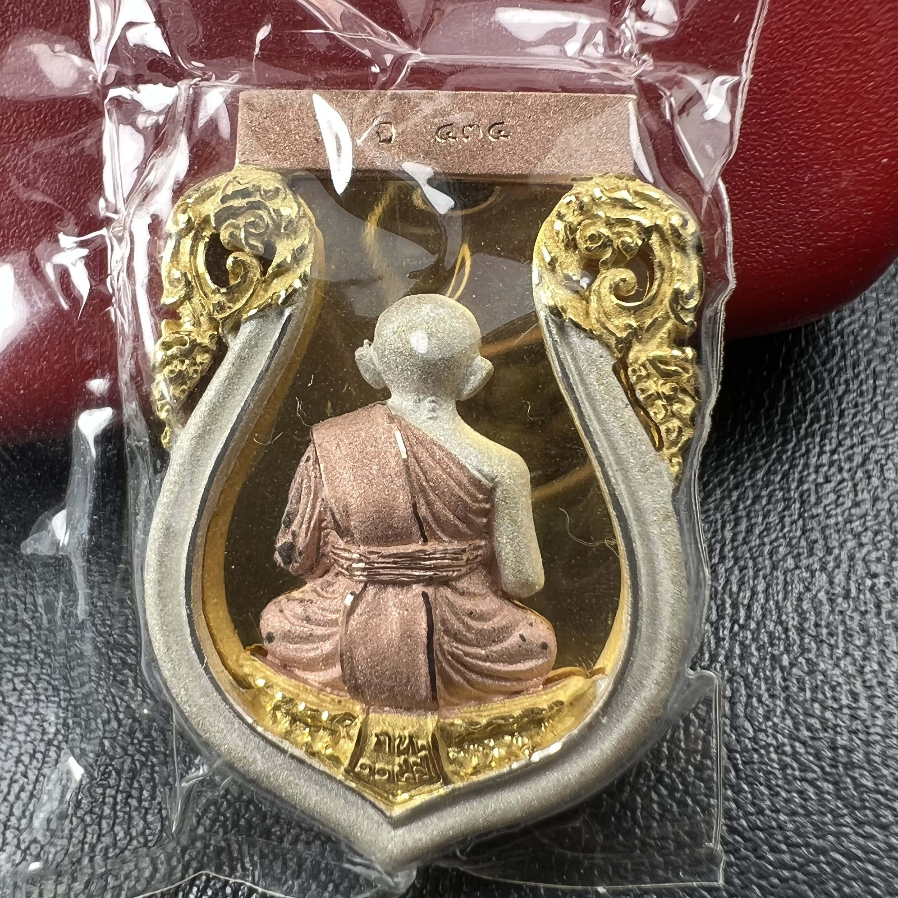 หลวงพ่อทวดเหยียบน้ำทะเลจืด รุ่นครบรอบกระทรวงกลาโหม 115 ปี พิธีปลุกเสก ณ มหาเจดีย์วัดพะโค๊ะ และบนเรือรบหลวงกองเรือยุทธการภาคที่ 2 กลางทะเล จังหวัดสงขลา ปี2545 เหรียญทรงเสมาเนื้อเงินสามกษัตริย์(ฉากพื้นหลังผิวกระจก) ตอกโค๊ตและหมายเลข ซีนซองเดิมกล่องบรรจุเดิม