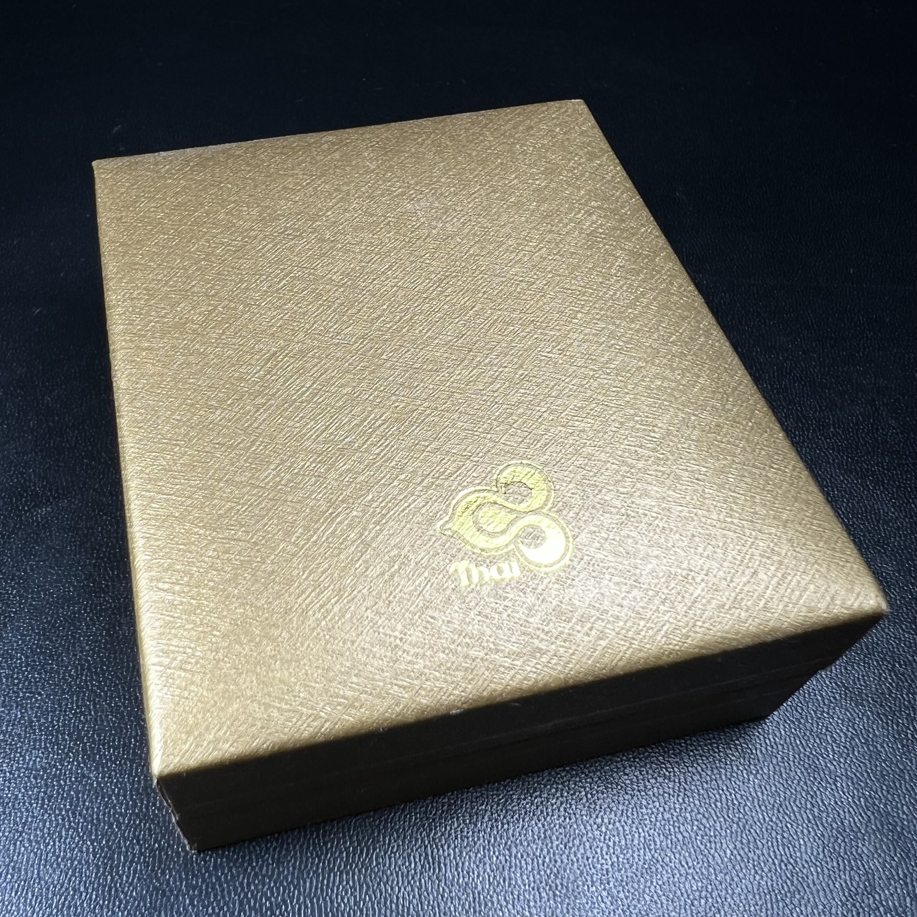 เหรียญตราสัญลักษณ์พระราชพิธีกาญจนาภิเษก สองหน้า เนื้อทองชุบ ขนาด 4 ซม.(เป็นขนาดที่พบเจอน้อยหายากสุดในรุ่น) ที่ระลึกเนื่องในพระราชพิธีฉลองสิริราชสมบัติครบ 50 ปีพ.ศ.2539 จัดสร้างโดยบริษัทการบินไทย (สภาพสวยดุจทองคำพร้อมใบรับรองเดิมกล่องบรรจุครบสมบูรณ์)หายาก