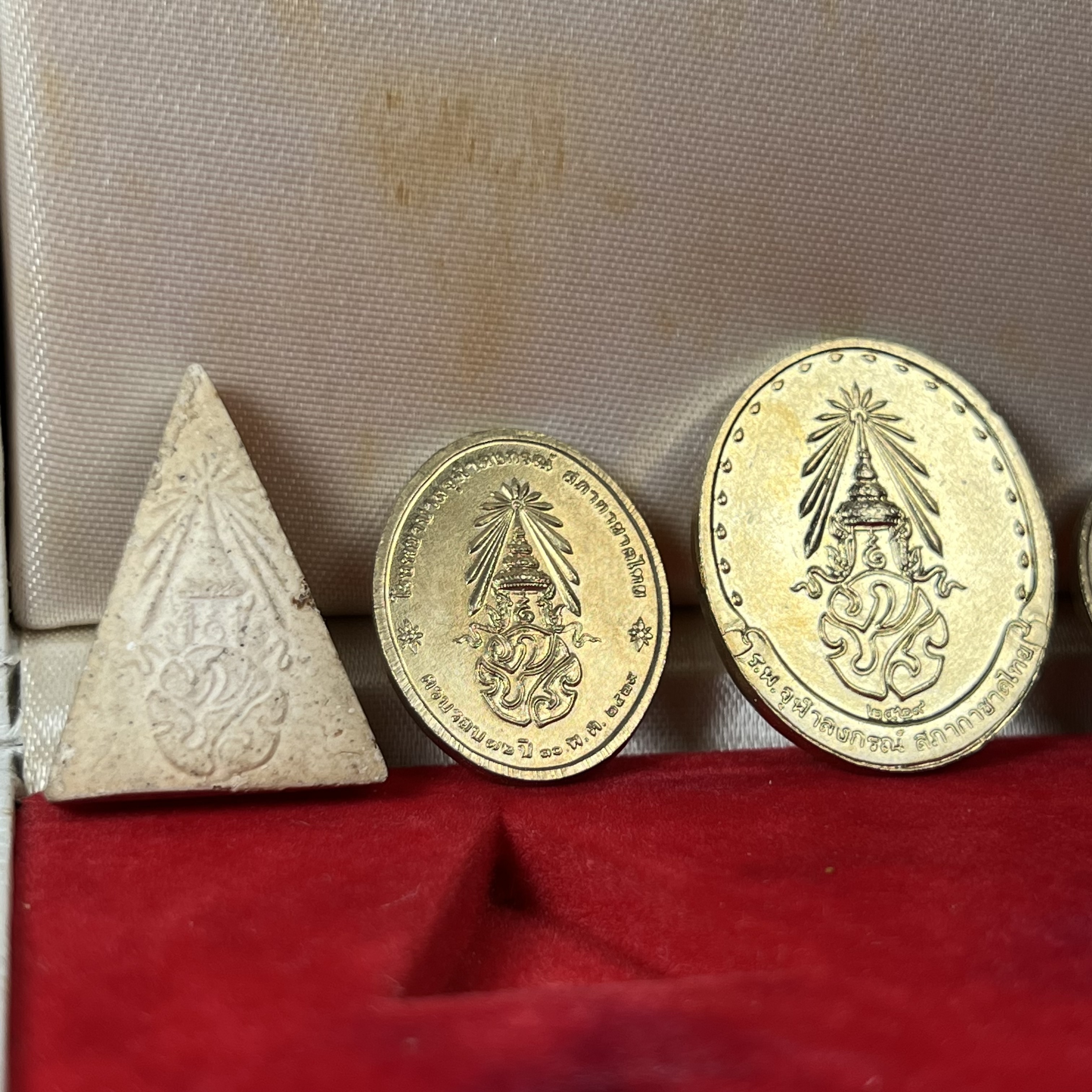 ชุดที่ระลึกครบ 72 ปี โรงพยาบาลจุฬาลงกรณ์ สภากาชาดไทย 30 พฤษภาคม พ.ศ.2529(ในหลวงรัชกาลที่9เสด็จในพิธี)พระดี พิธีใหญ่ ประกอบพิธีพุทธาภิเษกพร้อมกับพิธีพระกริ่งปวเรศ ปี2530 วัดบวรนิเวศและวัดพระแก้ว