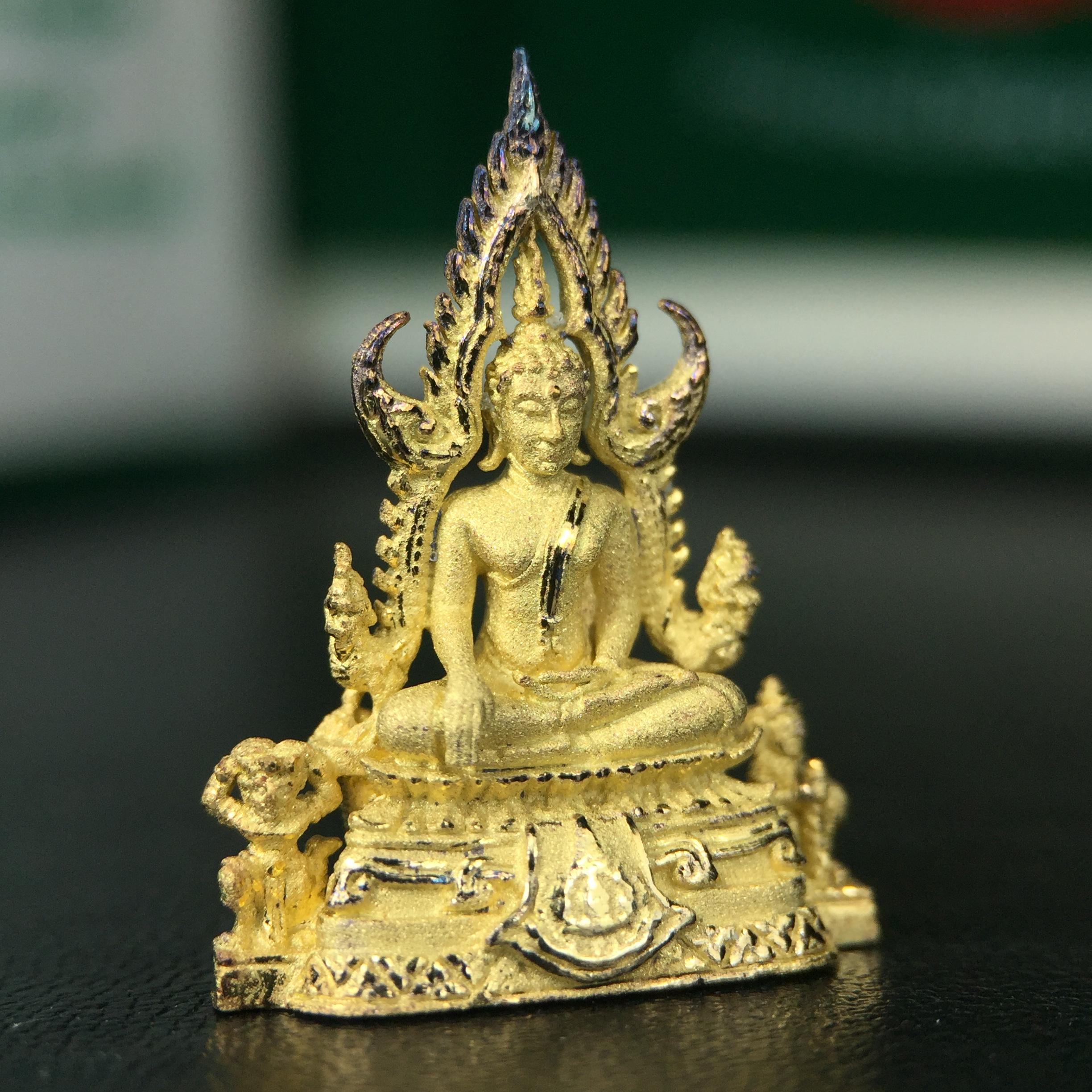 พระพุทธชินราช ภปร. ในวโรกาสพระราชพิธีมหามงคล เฉลิมพระชนมายุ6รอบ 5ธันวาคม2542 มูลนิธิพิทักษ์ดวงตาประชาชน จัดสร้าง เนื้อเงินบริสุทธิ์ 99.9% แบบชุบทองประกายเพชร 3 ไมครอน พิมพ์กลาง ขนาดสูง 2.4 ซม. พร้อมกล่องบรรจุเดิม