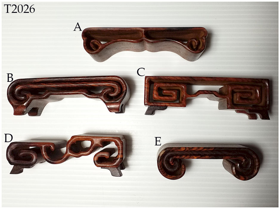 กี๋หรือฐานไม้ ขนาดเล็กๆ อันละ