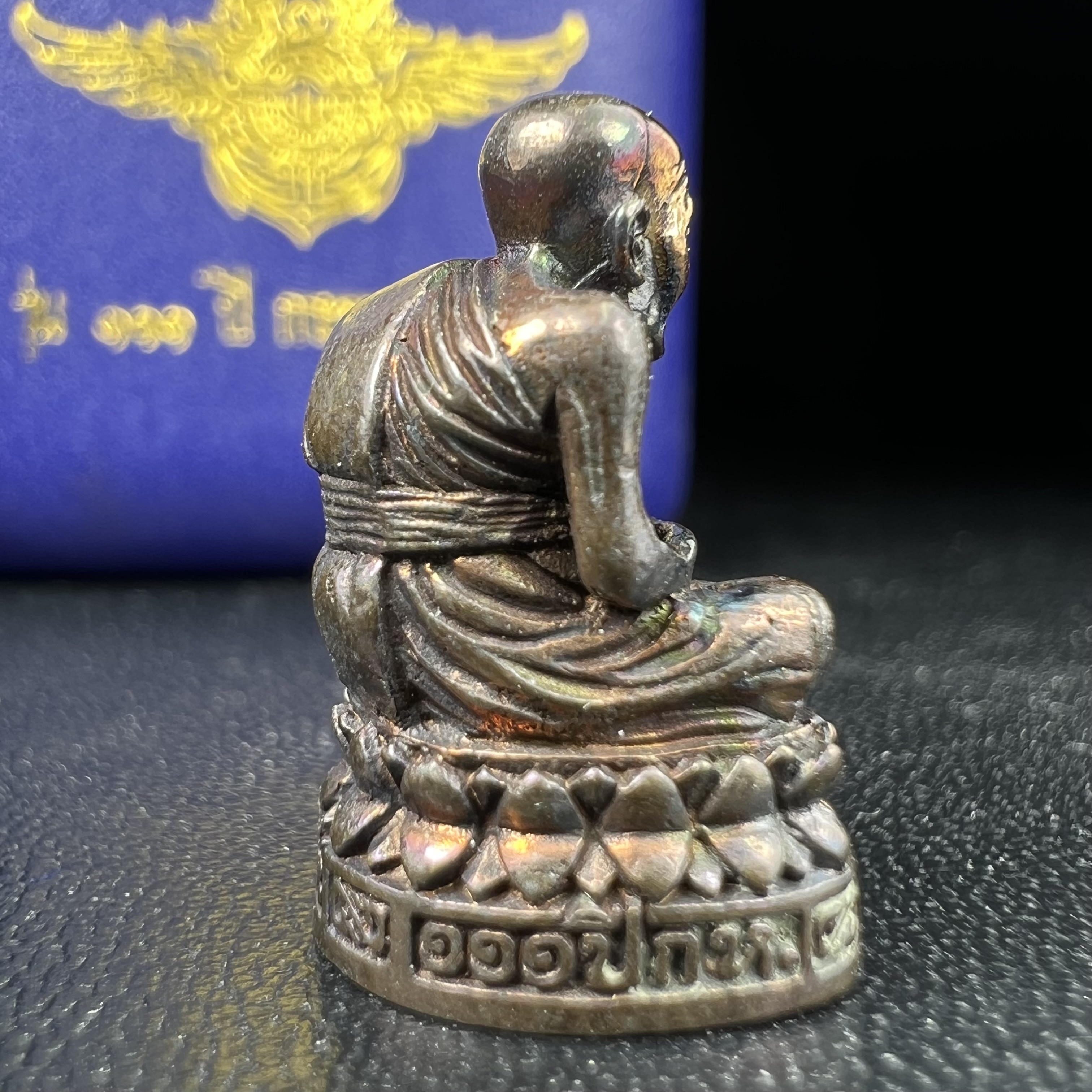 รูปเหมือนหล่อลอยองค์หลวงปู่ทวด รุ่น 111ปี กระทรวงกลาโหม เนื้อนวโลหะรมดำ-ปัดเงา ปี2540 พิธีใหญ่ เข้มขลัง นิยม พร้อมกล่องบรรจุเดิม(คัดสภาพสวยผิวเทพๆผิวรุ้งๆ)ทั้งพิธีทั้งพุทธศิลป์ทรงคุณค่าอีกหนึ่งรุ่นยอดนิยม