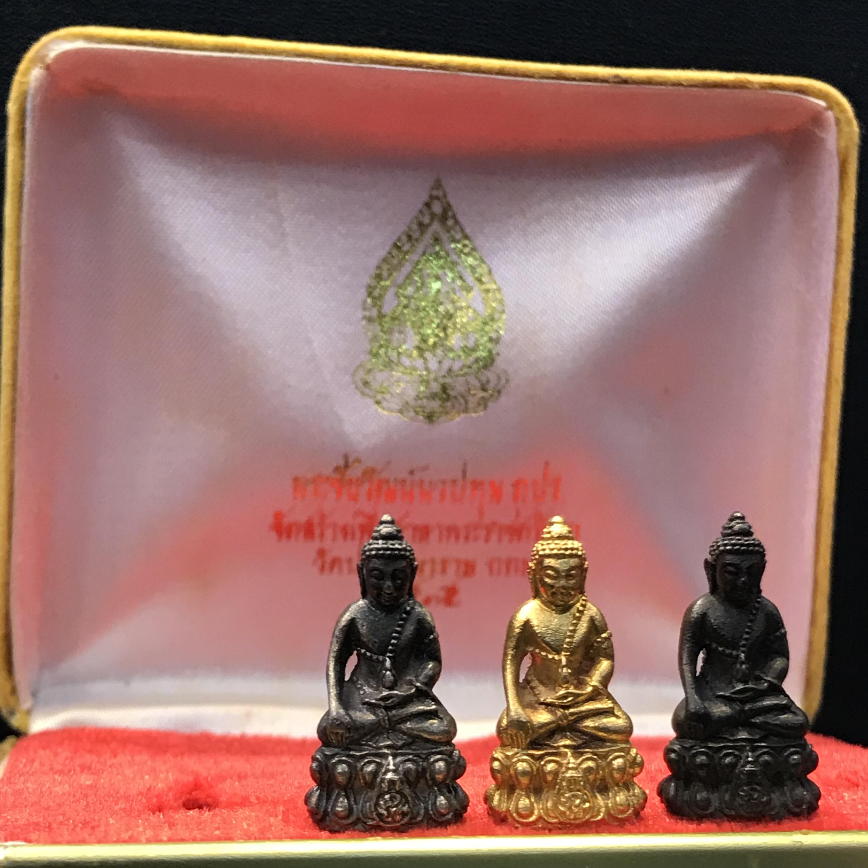 พระชัยวัฒน์นวปทุม ภปร. วัดปทุมวนาราม ปี2535 ชุดพิเศษกรรมการ เนื้อทองคำ+เนื้อเงิน+เนื้อนวโลหะ(ในหลวงรัชกาลที่9เสด็จเททอง)(สภาพสวยเดิมครบสมบูรณ์)