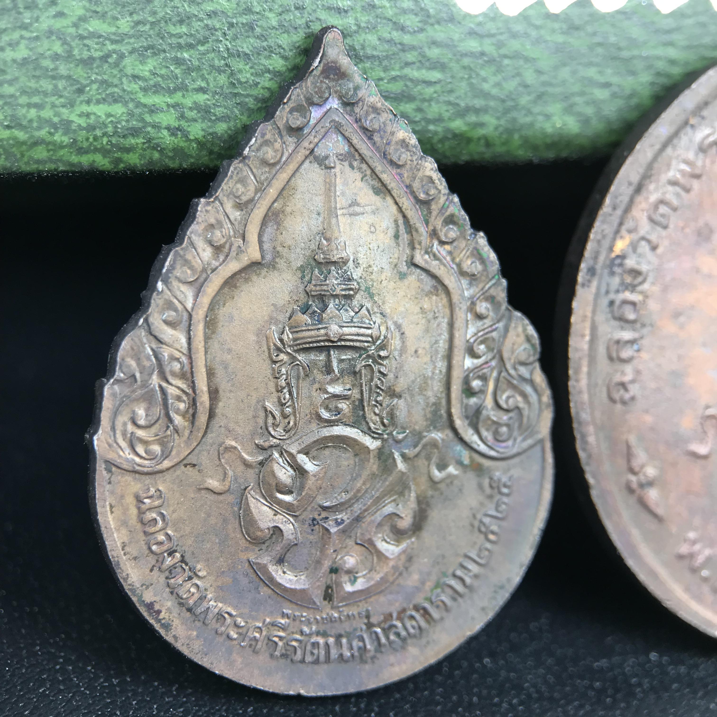 เหรียญพระแก้วมรกตหลัง ภปร. ฉลองกรุงรัตนโกสินทร์ครบ 200 ปี พ.ศ.2525 เนื้อทองแดงกล่องบรรจุเดิมครบ3พิมพ์(บล็อกพระราชศรัธา)(ในหลวงรัชกาลที่9 เสด็จในพิธี)พระคู่บ้านคู่เมือง...พระดี...พิธีใหญ่