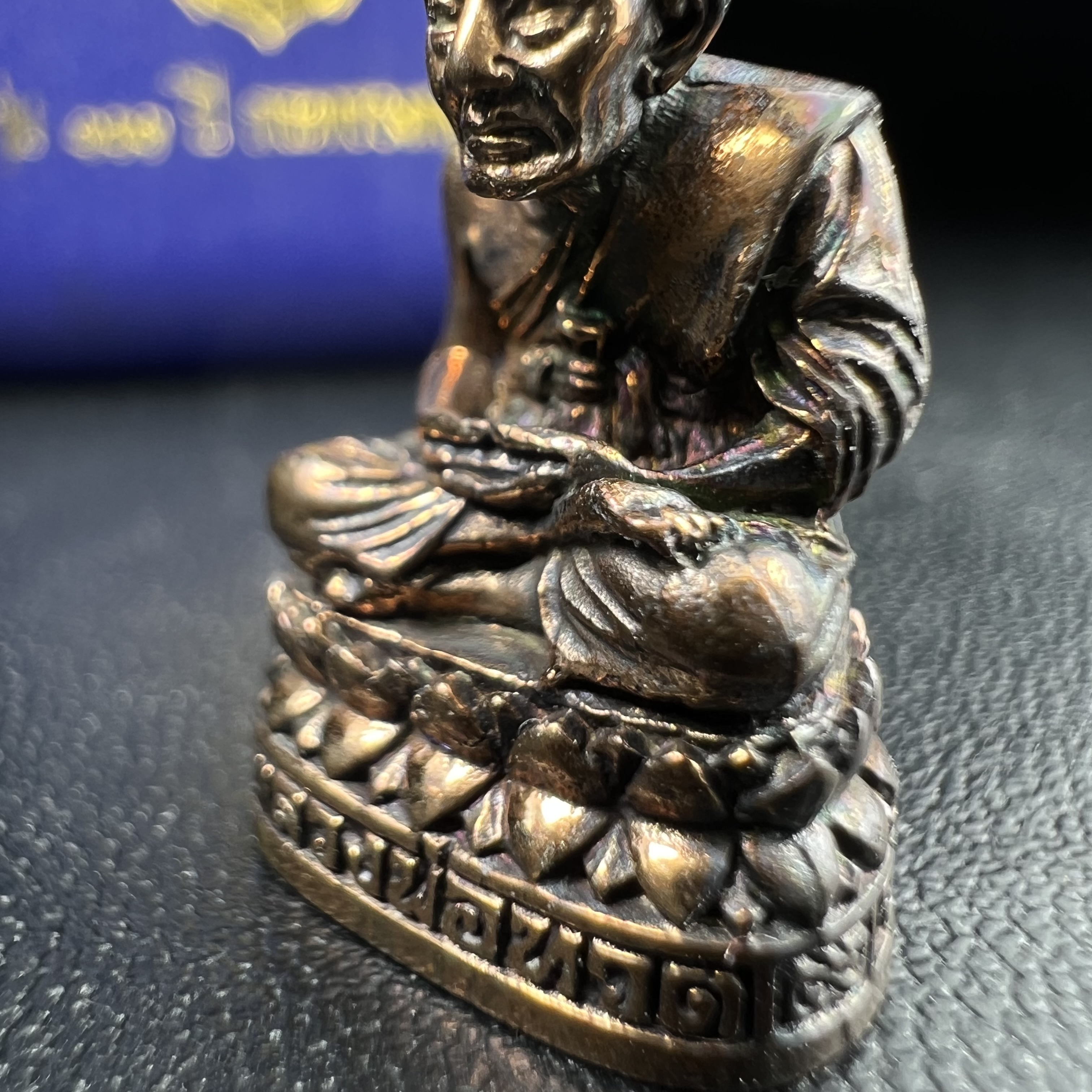 รูปเหมือนหล่อลอยองค์หลวงปู่ทวด รุ่น 111ปี กระทรวงกลาโหม เนื้อนวโลหะรมดำ-ปัดเงา ปี2540 พิธีใหญ่ เข้มขลัง นิยม พร้อมกล่องบรรจุเดิม(คัดสภาพสวยผิวเทพๆผิวรุ้งๆ)ทั้งพิธีทั้งพุทธศิลป์ทรงคุณค่าอีกหนึ่งรุ่นยอดนิยม