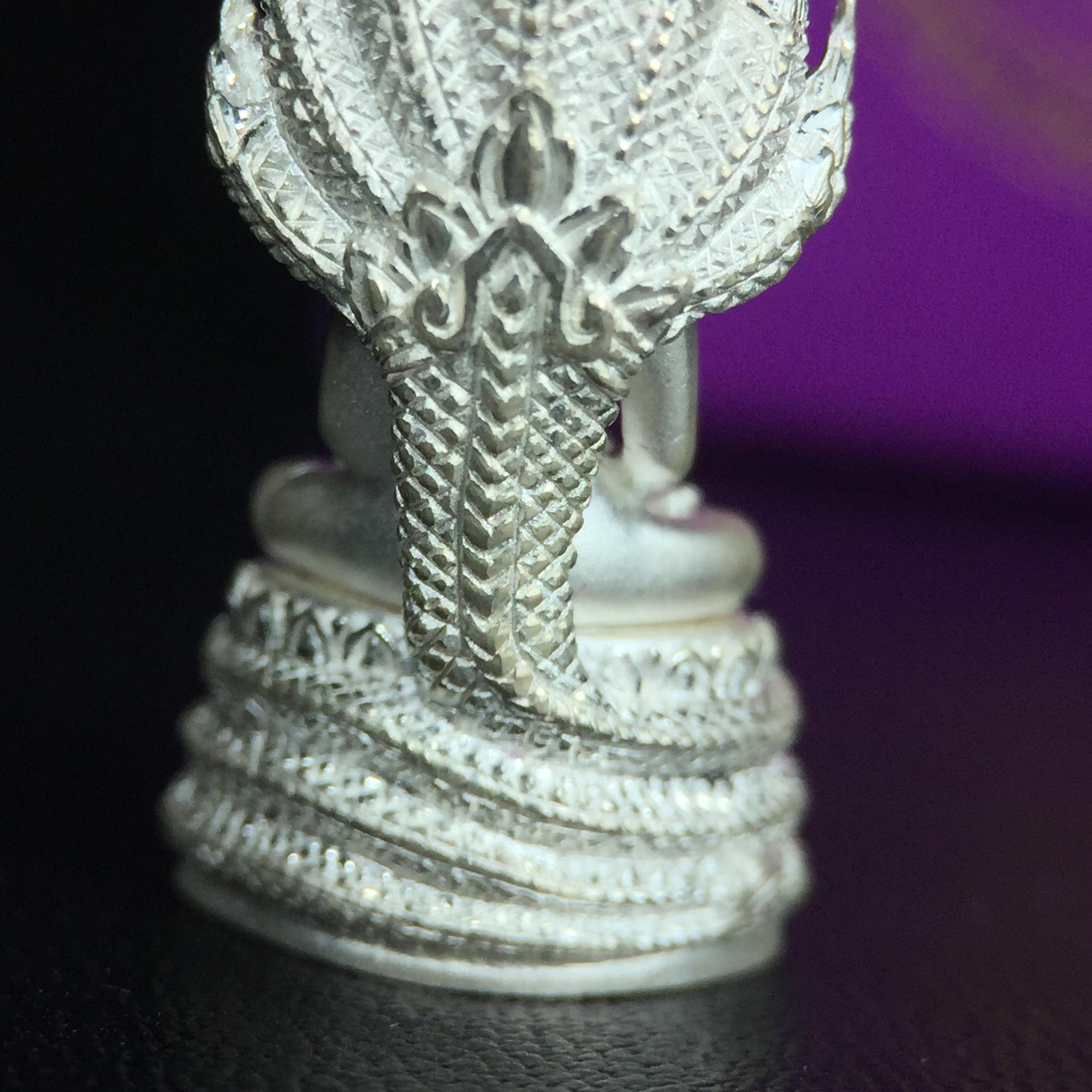 พระนาคปรก สธ. รุ่นสร้างพระอุโบสถเฉลิมพระเกียรติ 4 รอบ 84 พรรษา สมเด็จพระเทพรัตนราชสุดาฯ วัดบวรนิเวศวิหาร ปี 2543 พิมพ์เล็ก เนื้อเงินบริสุทธิ์ แบบพ่นทรายขัดเงาบางส่วน(สภาพ สวย กล่องบรรจุเดิมครบ)พิธีใหญ่ พุทธศิลป์งดงาม หายาก (1 ใน 2999 องค์)