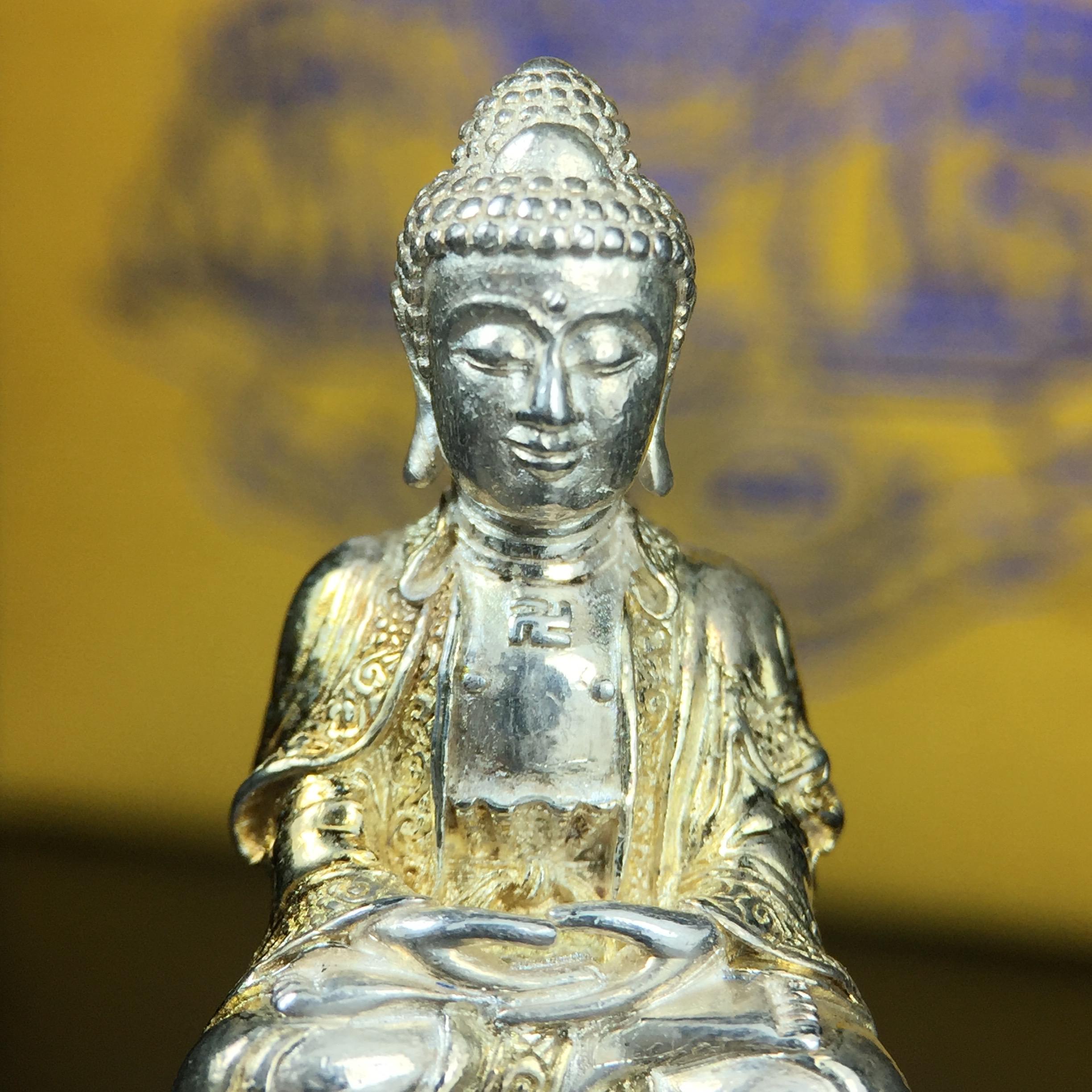 พระกริ่งจีน "ต้าเยิ่นถะ" รุ่น กาญจนาภิเษก ครองราชย์ 50 ปี วัดบวรนิเวศวิหาร ปี2538 เนื้อเงินสามกษัตริย์ สูง 3.8 ซม. (คัดสภาพสวยเดิม พิธีใหญ่ พุทธศิลป์งดงาม)