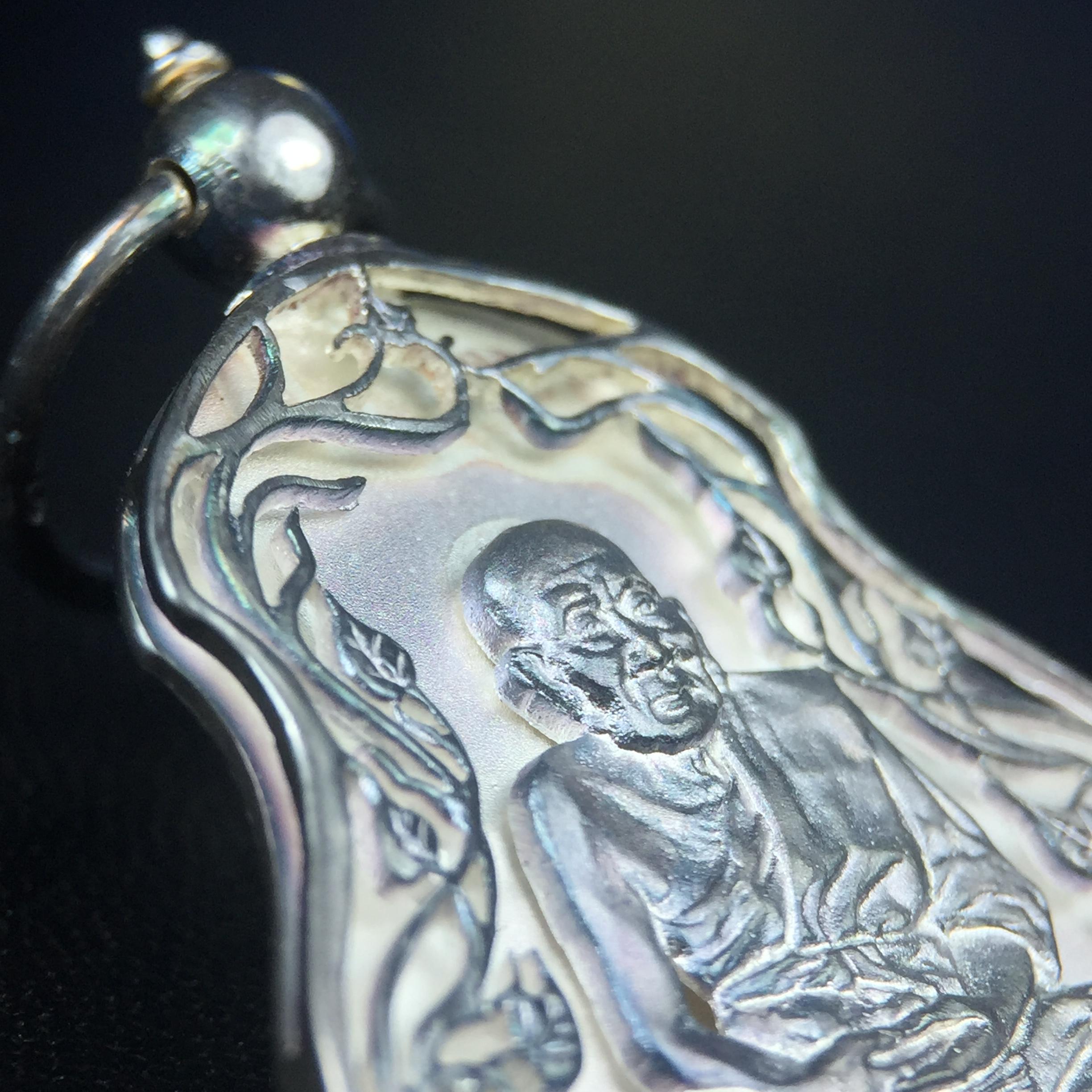 เหรียญหลวงปู่ทวด พระนามาภิไธย สก. แบบงานฉลุโบราณ(HAND MADE) ปี 2544 เนื้อเงิน(ผิวเดิมขึ้นสีรุ้งธรรมชาติสวยมาก) พิธีปลุกเสก ณ อุโบสถวัดช้างให้ และ พิธีมังคลาภิเษก ณ พระอุโบสถ วัดพระศรีรัตนศาสดาราม(วัดพระแก้ว) (1 ใน 2000 เหรียญ)พบเจอน้อยหายากมาก