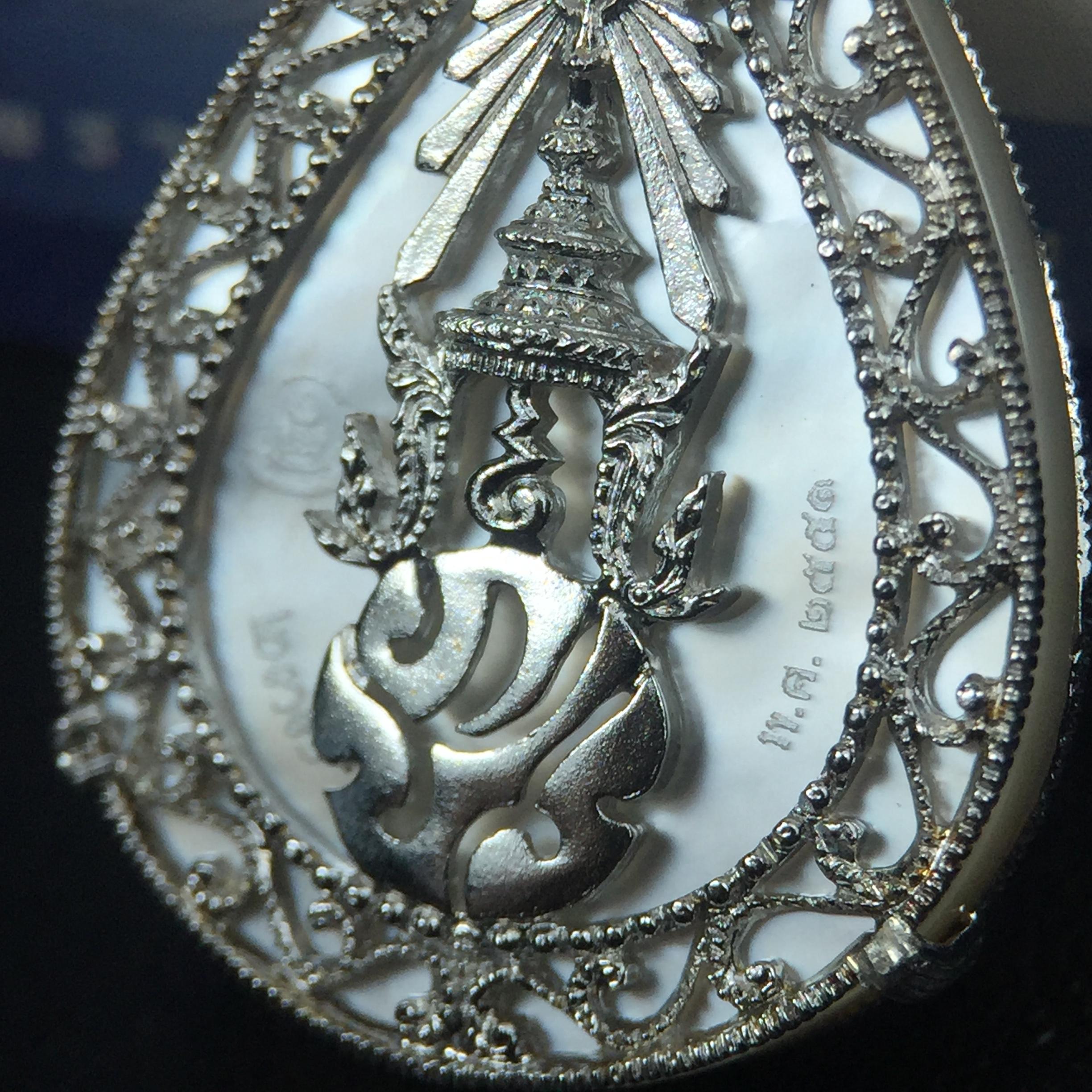 เหรียญพระพุทธชินราช ภปร. โครงการ เพราะแผ่นดินนี้คือแผ่นดินเกิด ปี 2551 รูปหยดน้ำ เนื้อเงินชุบทองคำขาว(ล้อมด้วยกรอบเงินชุบทองคำขาวสลักเสลาเป็นลวดลายละเอียดอ่อน ส่วนพื้นองค์พระเป็นเปลือกหอยมุขสวยงดงาม )(ขนาด 21 x 29 มม.) (สวยงามหายาก)1ใน5000องค์