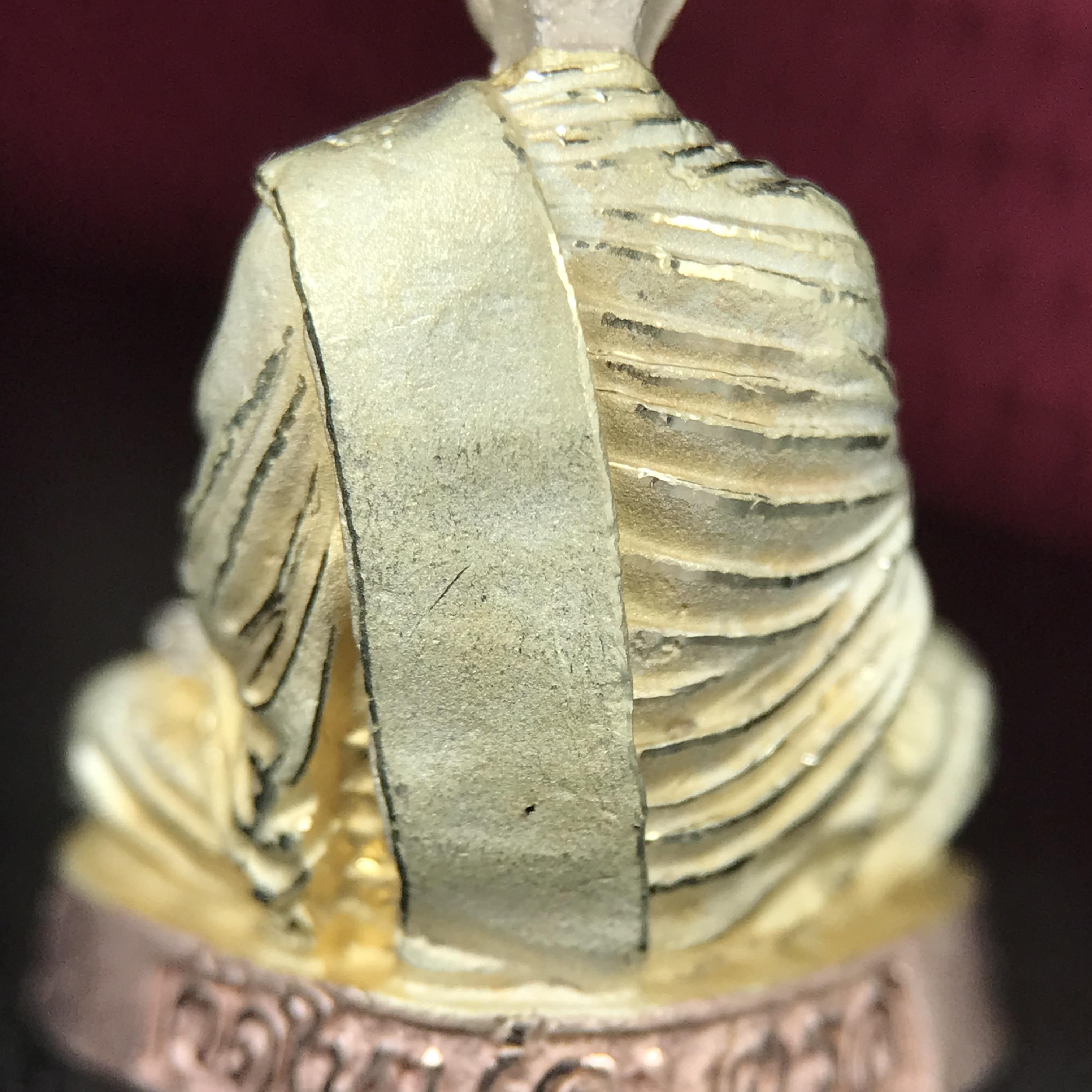 รูปเหมือนสมเด็จพระพุฒาจารย์ (โต พรหมรังสี)วัดใหม่อมตรส บางขุนพรหม ปี2540 รุ่นกาญจนาภิเษก จัดสร้างในวโรกาสที่รัชกาลที่ 9 ทรงครองสิริราชสมบัติ ครบ 50ปี ลอยองค์พิมพ์ใหญ่ เนื้อเงินบริสุทธิ์ 99.9% แบบชุบสามกษัตริย์ขัดเงาบางส่วน พร้อมกล่องบรรจุเดิมครบ