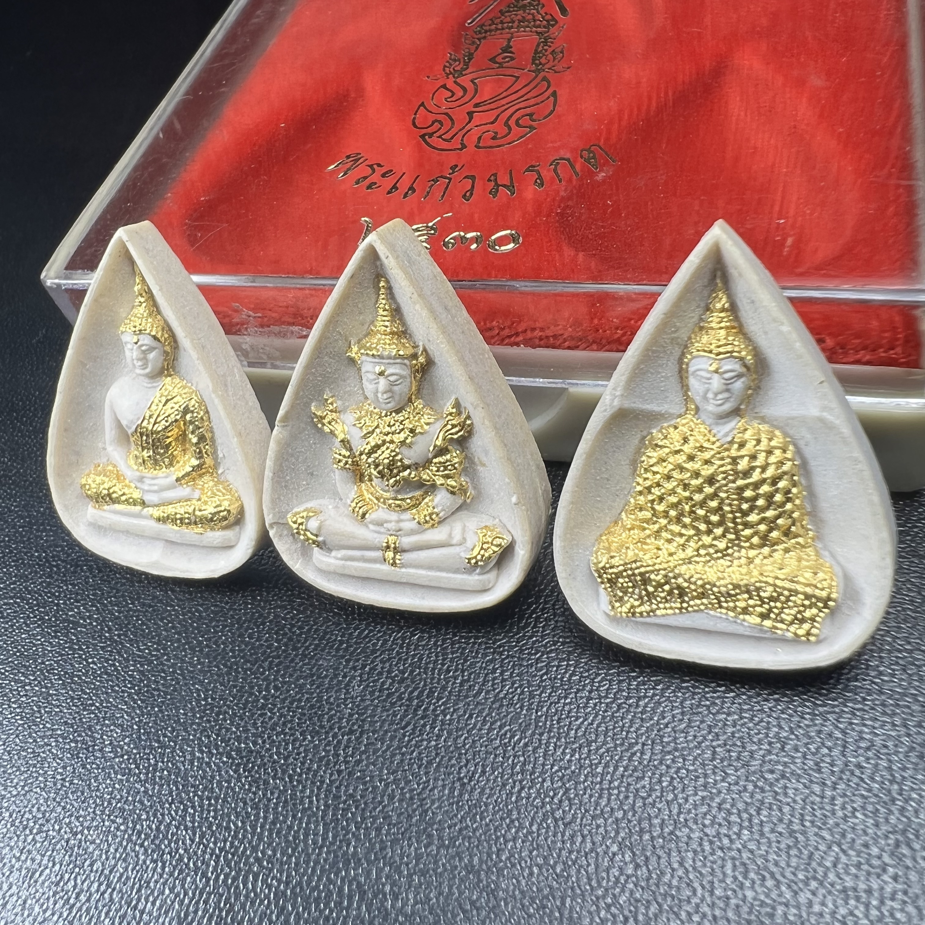 พระแก้วมรกต หลัง ภปร. เนื้อผง ปี2530 พระดี พิธีใหญ่ ประกอบพิธีพุทธาภิเษกพร้อมกับพิธีพระกริ่งปวเรศ ปี2530 วัดบวรนิเวศและวัดพระแก้ว(ครบชุดสามฤดูกล่องเดิมครบ)หายาก