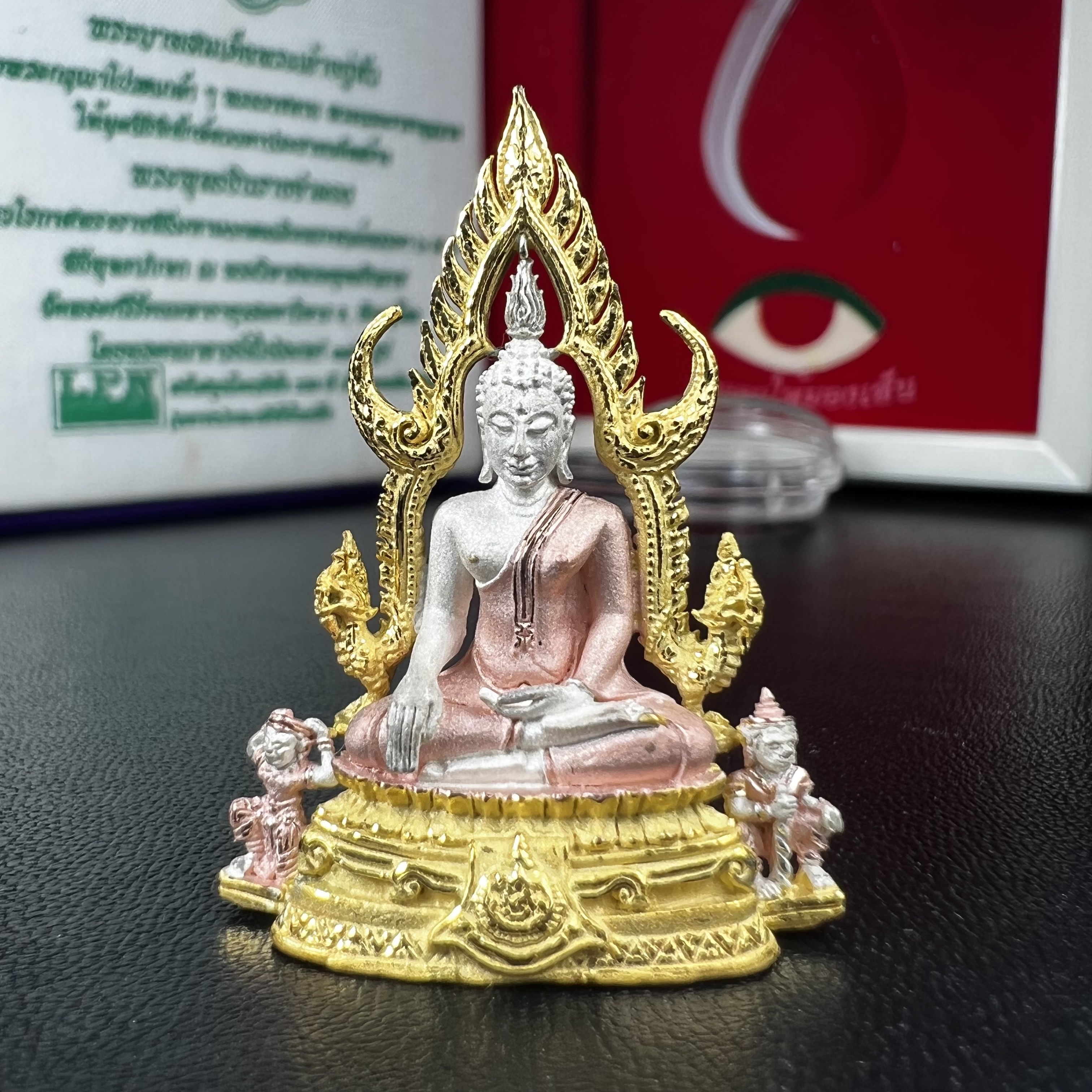 พระพุทธชินราช ภปร. ในวโรกาสพระราชพิธีมหามงคล เฉลิมพระชนมายุ6รอบ 5ธันวาคม2542 มูลนิธิพิทักษ์ดวงตาประชาชน จัดสร้าง เนื้อเงินแบบสามกษัตริย์ขัดเงาบางส่วน พิมพ์ใหญ่ ขนาดสูง 3.4 ซม. พร้อมกล่องบรรจุเดิม