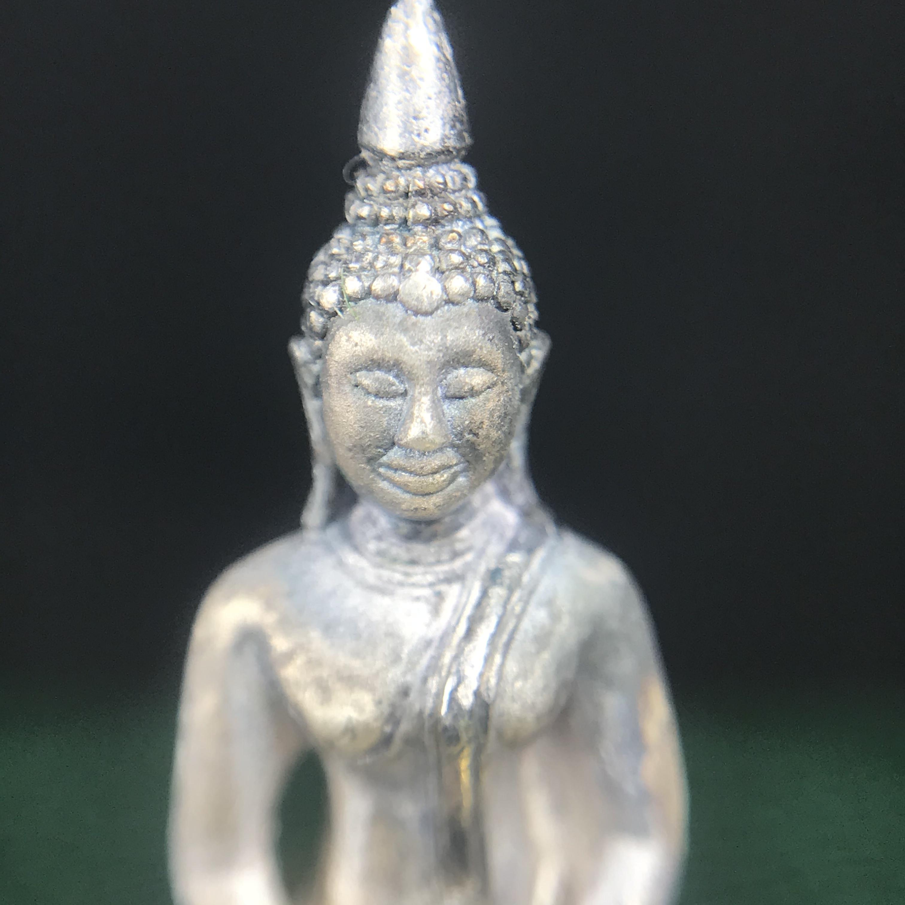 พระพุทธโสธร ภปร. รุ่นย้อนยุค สร้างพระอุโบสถ สมาคมชาวฉะเชิงเทรา จัดสร้าง ปี 2539 วโรกาสครองสิริราชสมบัติครบ 50 ปี เนื้อเงินทรายนวลขัดเงาบางส่วน(ผิวเดิม) พร้อมกล่องบรรจุและใบรับรองเดิม