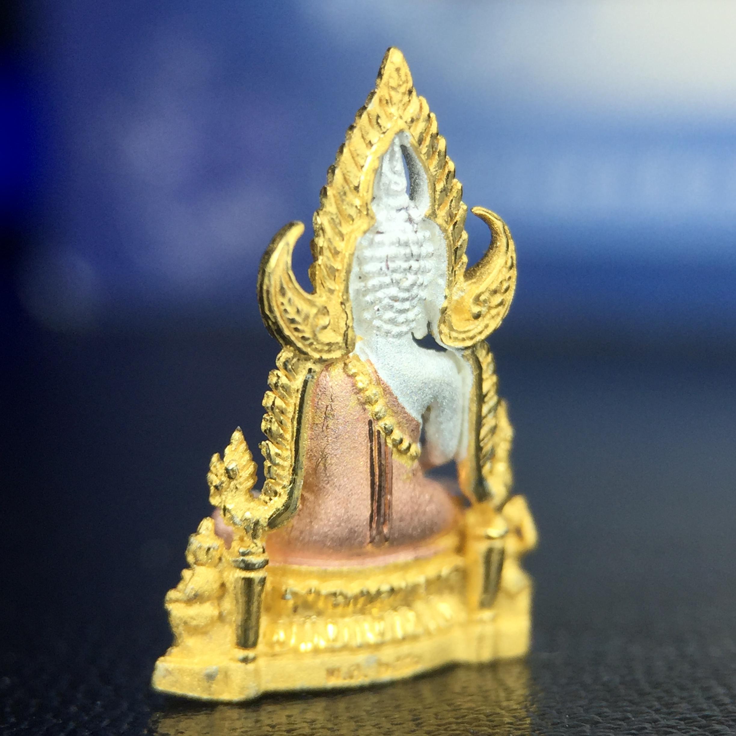 พระพุทธชินราช ภปร. โครงการ เพราะแผ่นดินนี้คือแผ่นดินเกิด เนื้อเงินชุบสามกษัตริย์ ปี2551 ขนาดหน้าตัก1/4นิ้ว (สวยงามหายาก)