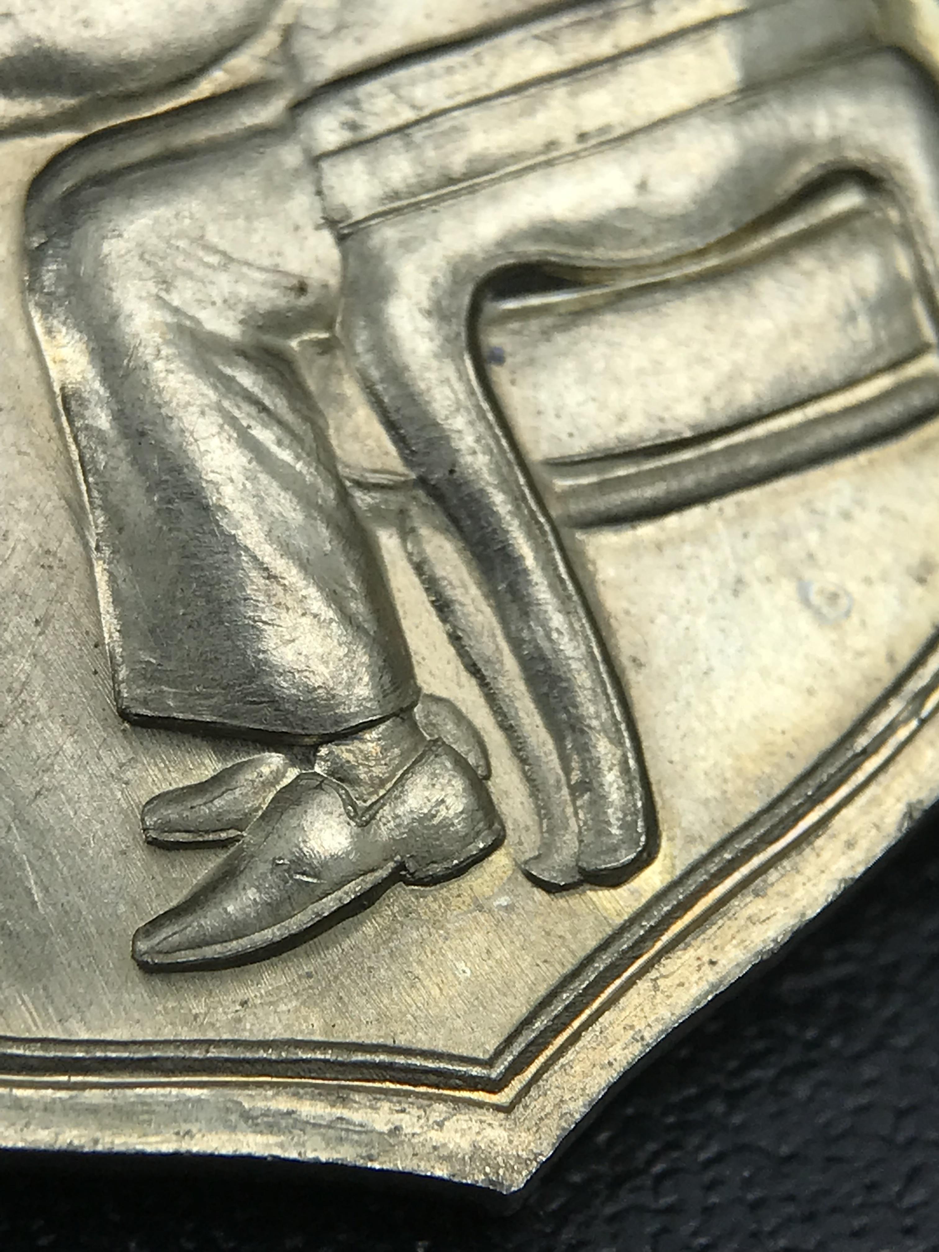 เหรียญครอบครูช่างหลวง(ในหลวงทรงดนตรี) เนื้ออัลปาก้า ปี 2550(หายาก)สุดยอดแห่งความหายากมีหมุนเวียนให้เห็นน้อยมากเป็นอีกหนึ่งรุ่นยอดนิยมของเสด็จพ่อร.9เหรียญนี้สวยมากผิวน้ำทองทั่วทั้งเหรียญ