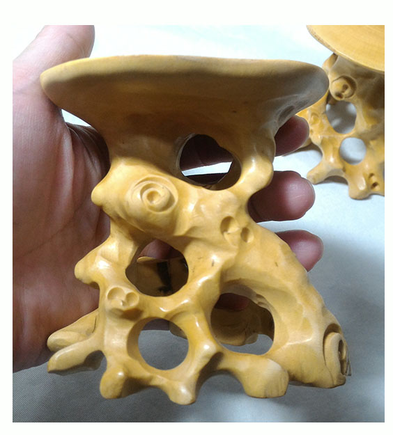 ฐานหรือกี๋ไม้boxwood ทรงรากไม้ อันละ