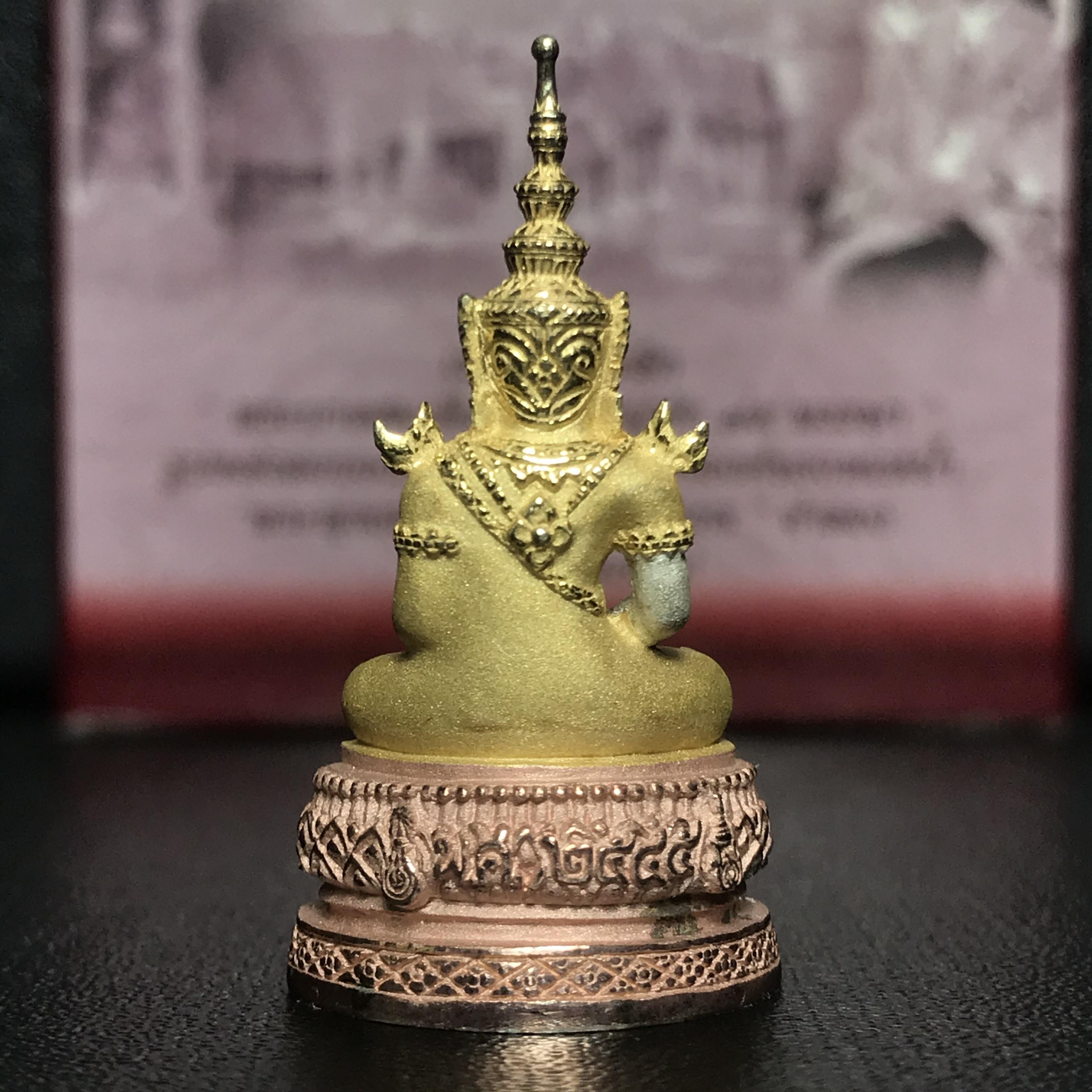 พระแก้วมรกต ภปร.(รุ่นแรก) ปี2545 รุ่นฉลองกรุงรัตนโกสินทร์ครบ 220 ปี เนื้อเงินสามกษัตริย์ พิมพ์ใหญ่ หล่อลอยองค์