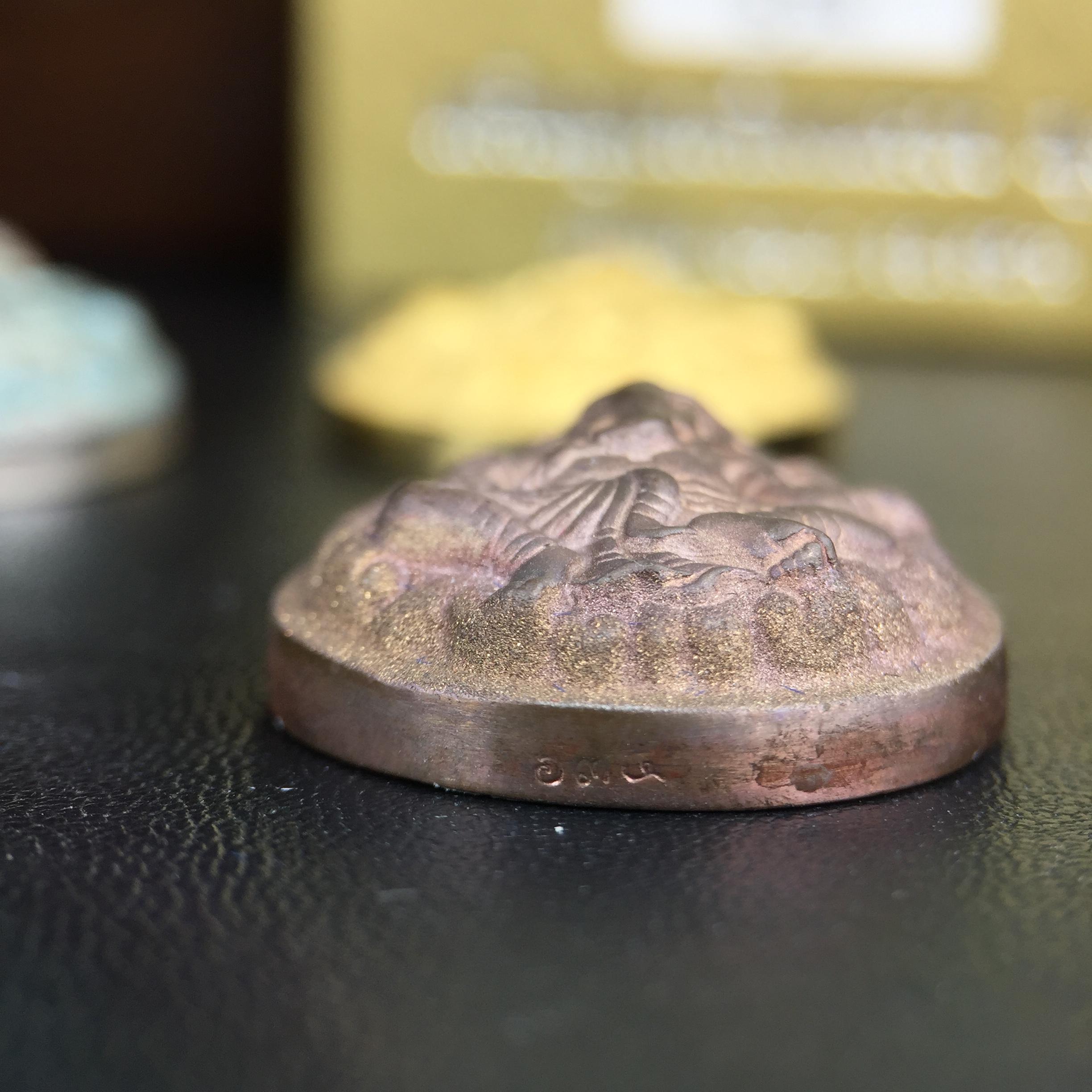 เหรียญพระพิฆเนศวร ญสส. ชุดกาญจนาภิเษกครองราชย์ 50 ปี พุทธศักราช 2538 วัดบวรนิเวศวิหาร ชุดทองคำพิมพ์ใหญ่(2.9 ซม.)(เนื้อทองคำ+เนื้อเงิน+เนื้อทองทิพย์) สภาพสวยเดิมพร้อมกล่องบรรจุเดิม ตอกโค๊ดหมายเลขกำกับ 634(พิธีใหญ่ พุทธศิลป์งดงาม)(นิยมหายาก)1 ใน 939 ชุด