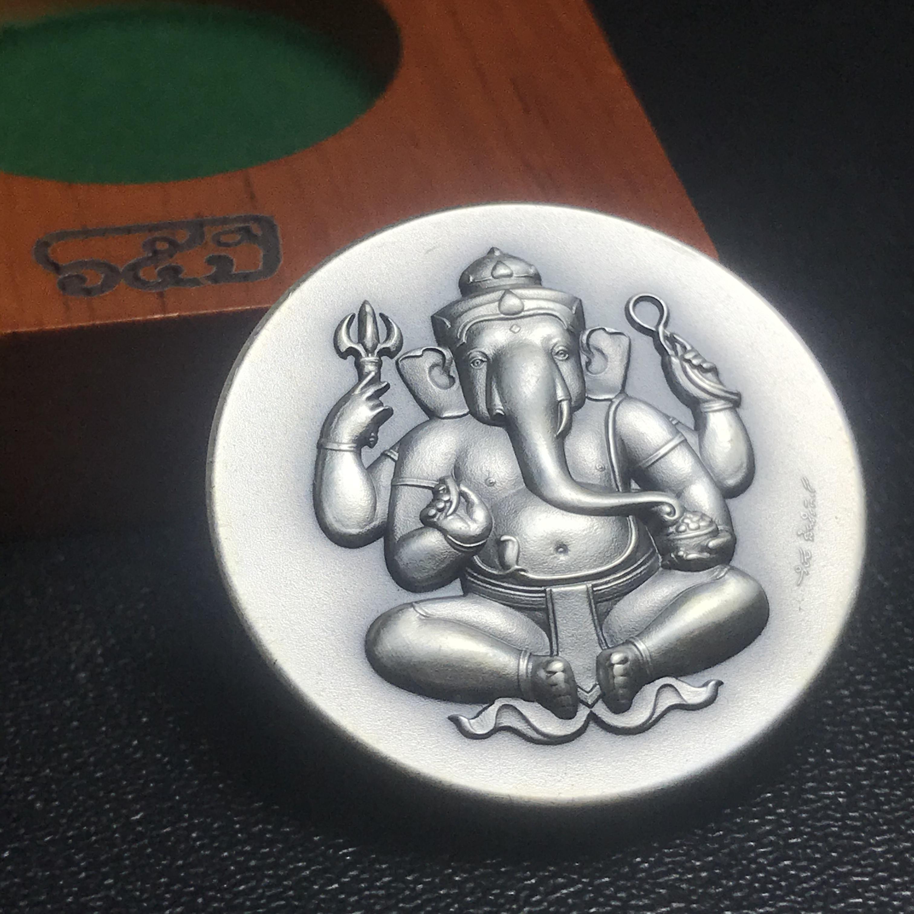 เหรียญพระพิฆเนศวร 65 ปี คณะจิตรกรรม มหาวิทยาลัยศิลปากร ปี2551 เนื้อเงินรมดำ ขนาด 28 มม. (ผลิตแบบ HandMade จากประเทศเยอรมนี)1 ใน 1000 เหรียญ