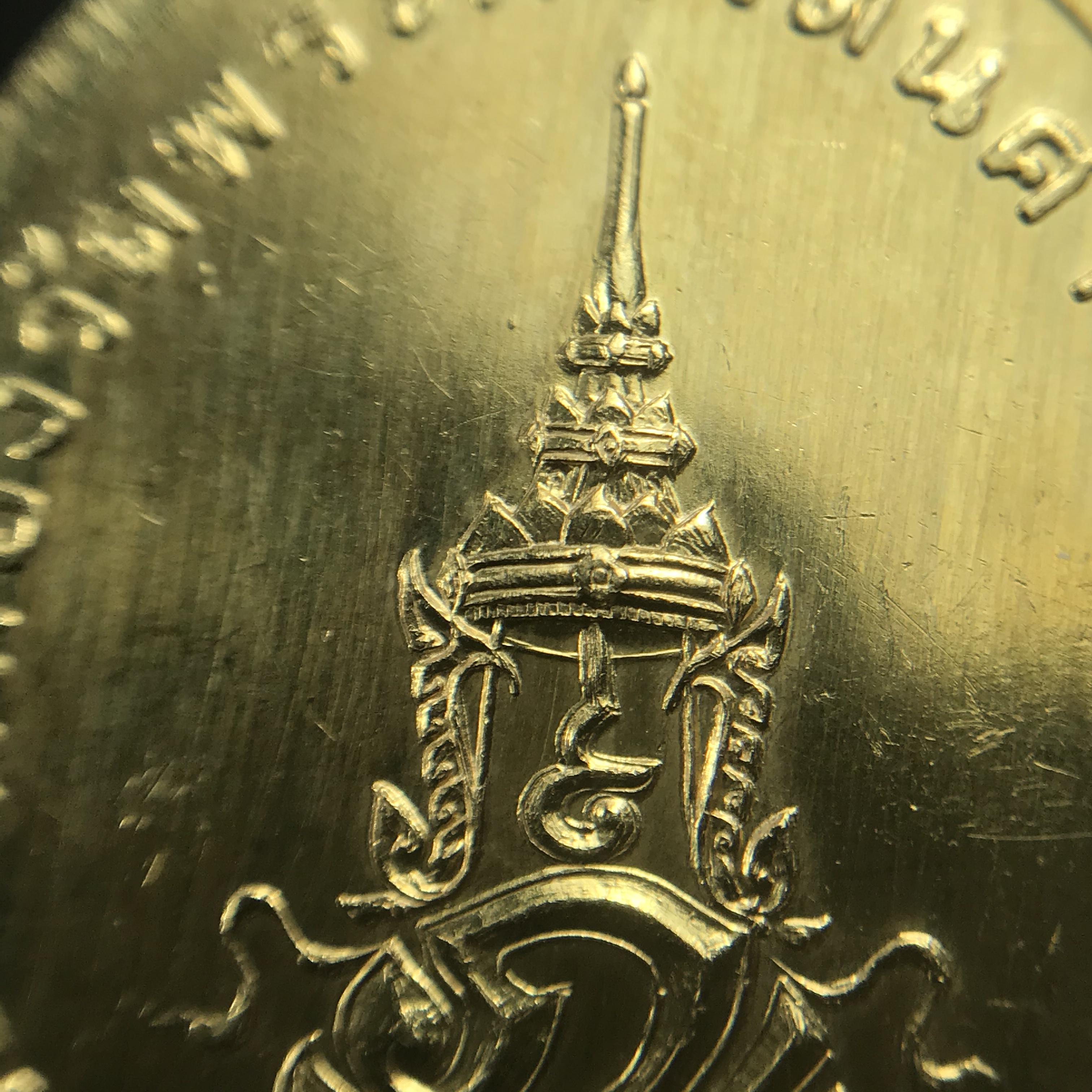 เหรียญพระแก้วมรกตหลัง ภปร ฉลองกรุงรัตนโกสินทร์ครบ 200 ปี พ.ศ.2525 พิมพ์ทรงเครื่องฤดูร้อน เนื้อทองคำ(รุ่นแรก)(บล็อกแรกไม่มีพระราชศรัธา)(ในหลวงรัชกาลที่9 เสด็จในพิธี)