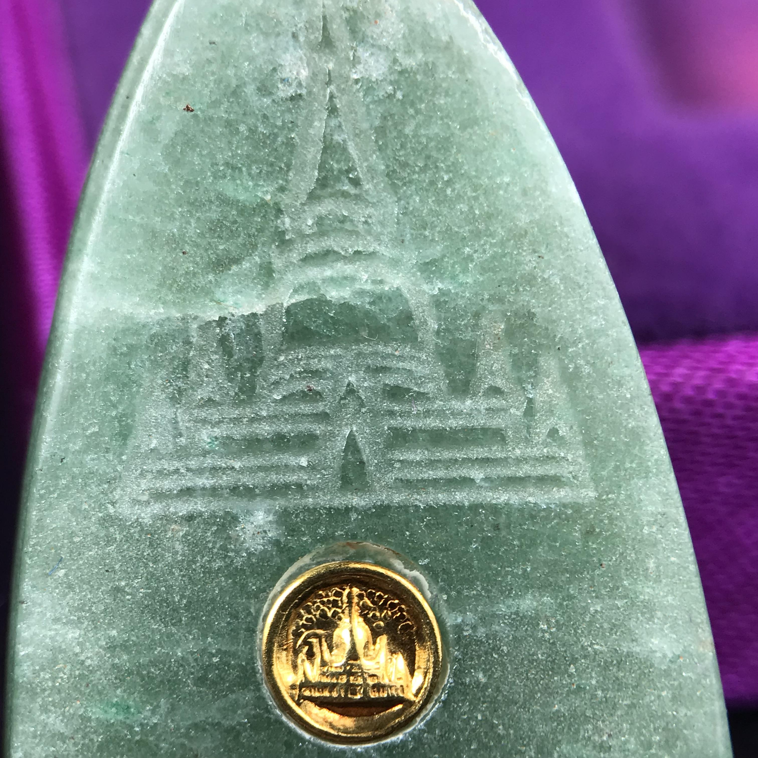 หลวงปู่ทวดหยก วัดพะโคะ จ.สงขลา ปี 2543 เนื้อหยก พิมพ์ใหญ่ ขนาด 3.5 x 2.2 ซม. ด้านหลังแผ่นโค๊ตทองคำ สร้างโดยสมาคมชาวเพชรบุรี “สมเด็จเจ้าพะโคะหลวงปู่ทวดเหยียบน้ำทะเลจืด” ครั้งแรกแห่งประวัติศาสตร์(สวยงามเป็นของล้ำค่าหายากมาก)สภาพสวยสมบูรณ์