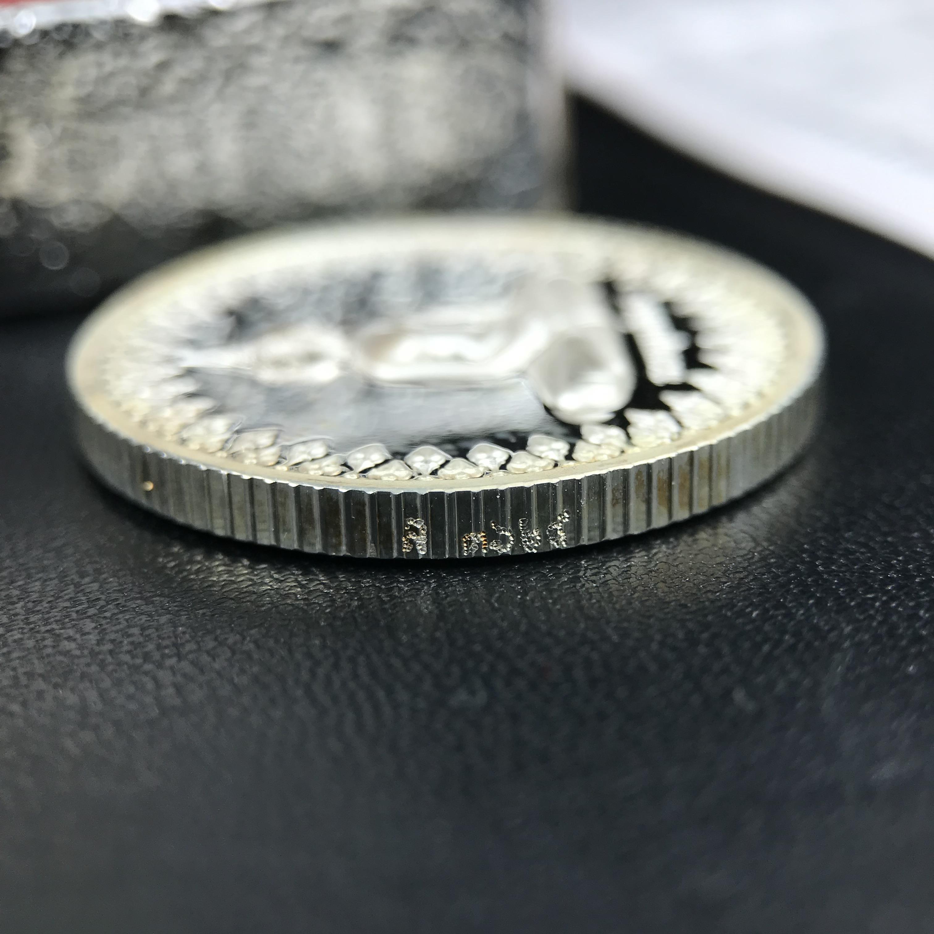 เหรียญพระพุทธโสธร ตราสัญลักษณ์ ภปร. รุ่นสมโภชน์พระอุโบสถเฉลิมพระเกียรติ วัดโสธรวรารามวรวิหาร เฉลิมพระเกียรติ ร.9 เจริญพระชนมายุ 80 พรรษา ปี2550 เนื้อเงินนอก(99%)ขัดเงาพ่นทราย ขนาด 28 มม. มีโค๊ดหมายเลขกำกับ สวยๆเดิมๆ พร้อมกล่องเดิมจากวัด และใบรับรองการผลิต