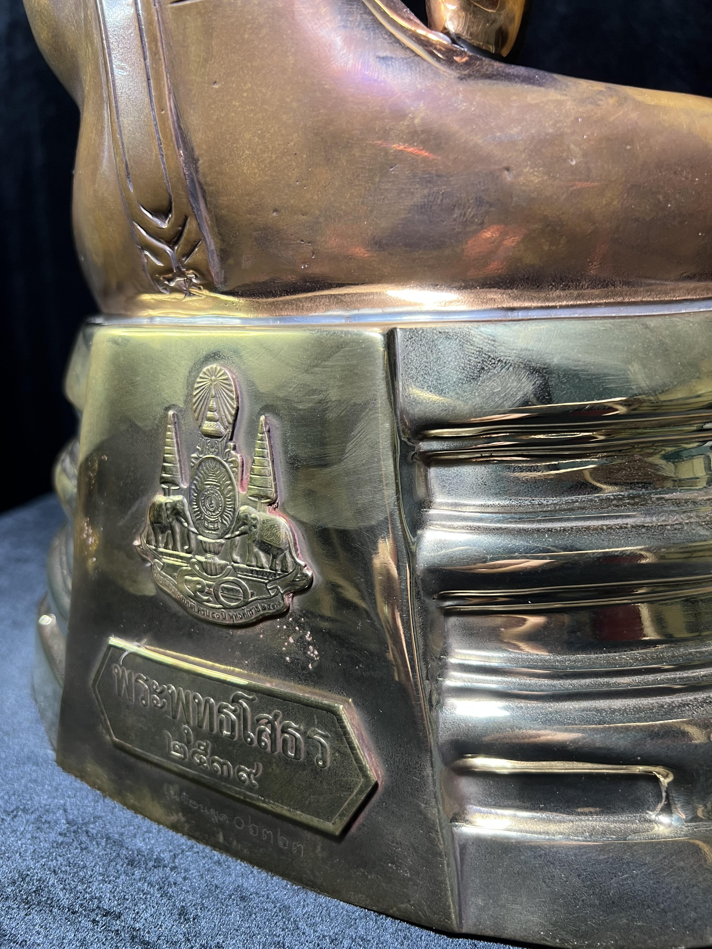 พระบูชาพระพุทธโสธร ภปร. รุ่นย้อนยุค ปี 2539 กาญจนาภิเษกครองราชสมบัติครบ 50ปี ในหลวงรัชกาลที่ 9 ขนาดหน้าตัก 9นิ้ว เนื้อสามกษัตริย์ หมายเลข๐๒๓๒๓(เลขสวย)อีกหนึ่งรุ่นยอดนิยม