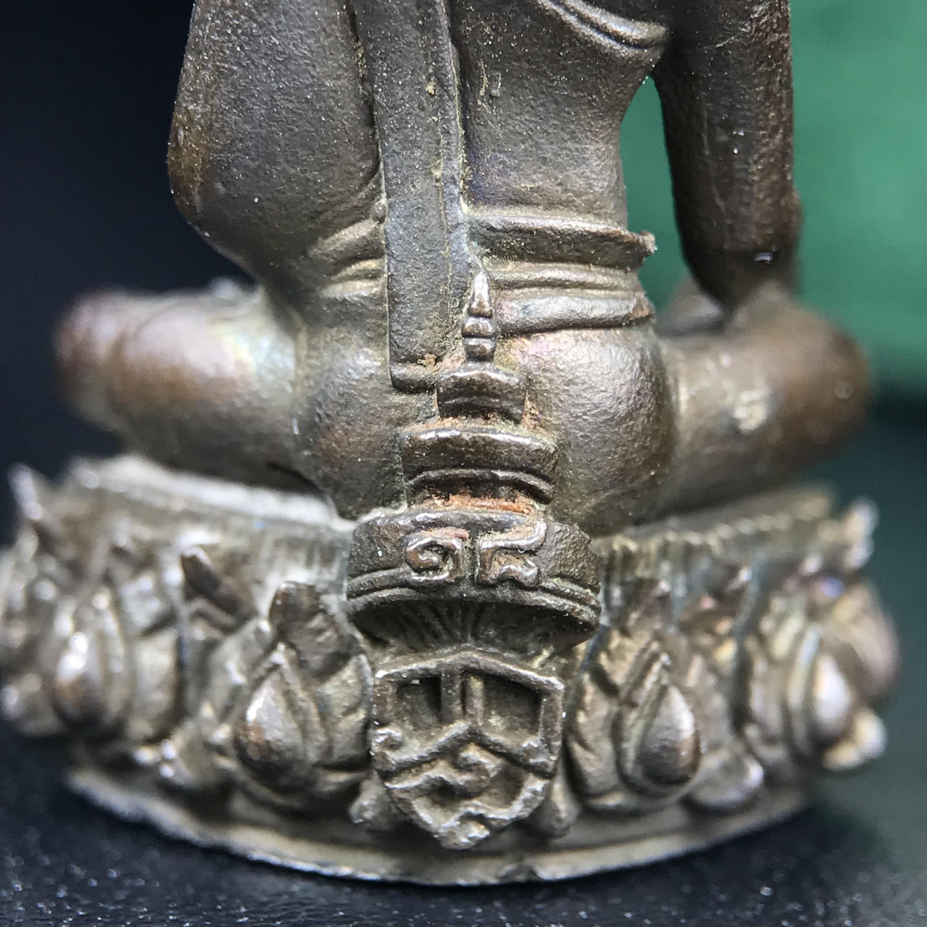 พระกริ่งวาสนา(รุ่นแรก) 80 พรรษา สมเด็จพระสังฆราช (วาสน์) วัดราชบพิธฯ ปี2521 เนื้อนวโลหะ(ตอกโค๊ตพระปิดตา) โดยมีหลวงปู่โต๊ะ วัดประดู่ฉิมพลีร่วมปลุกเสก พร้อมกล่องบรรจุเดิม(รุ่นแรก คอตั้งตรงได้สัดส่วน หายาก)