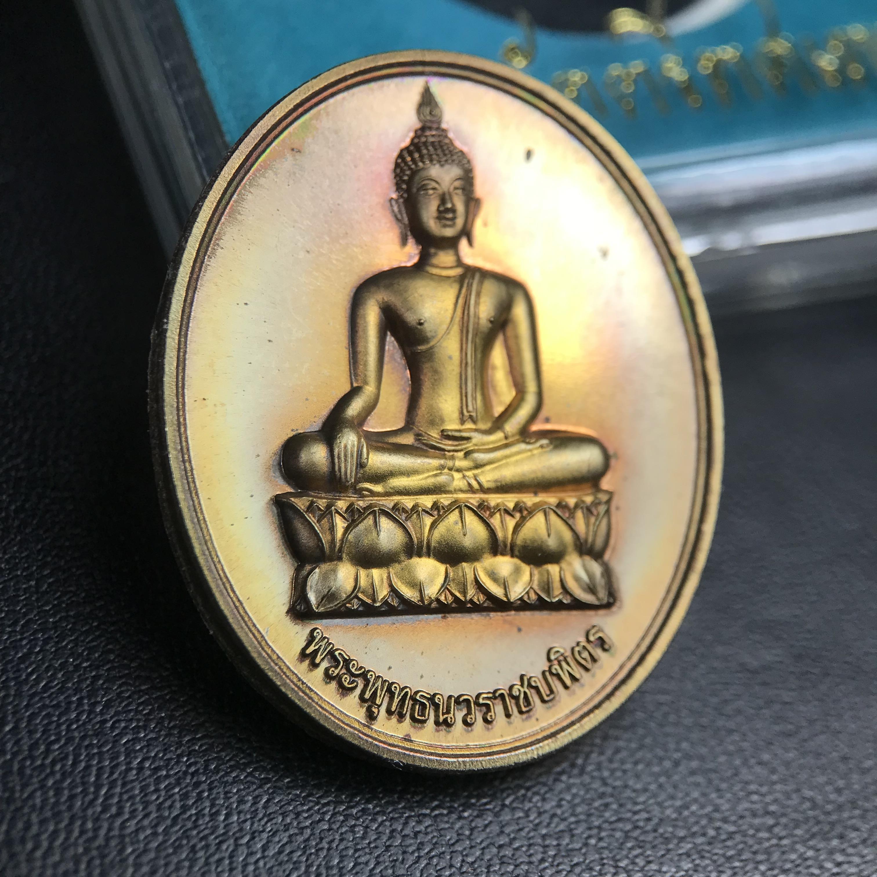 พระพุทธนวราชบพิตร ภปร. ที่ระลึก 7รอบ 84พรรษา ในหลวงรัชกาลที่ 9 วัดตรีทศเทพ จัดสร้าง พ.ศ. 2554 เหรียญเนื้อนวโลหะสภาพสวยกล่องเดิมครบ ตอกโค๊ตและหมายเลข ๓๑๑ (1 ใน 999 เหรียญ)หายากพบเจอน้อยมาก***นิมิตหมายแห่งคุณพระรัตนตรัย และความผูกพันระหว่างพระมหากษัตริย์กับ