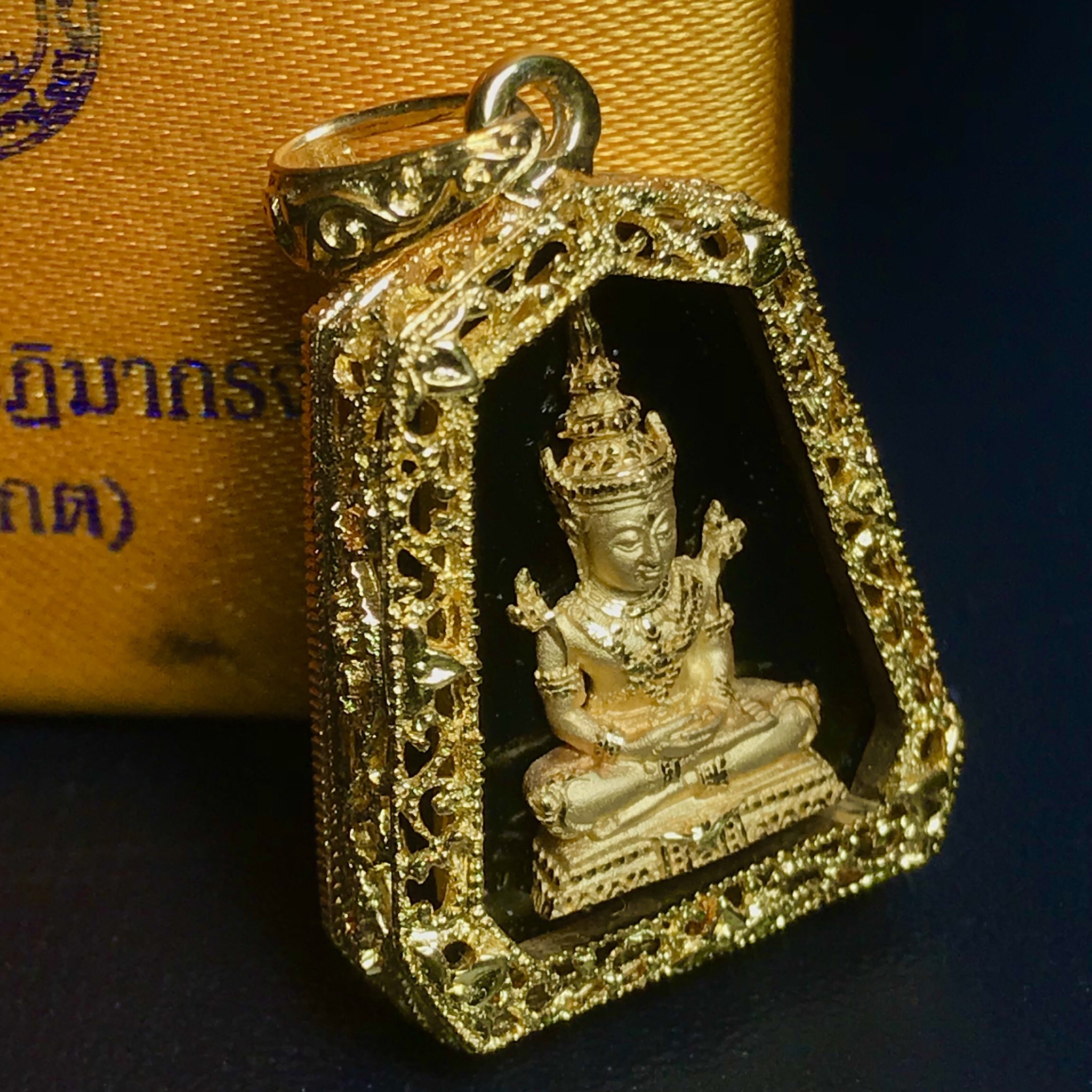 เหรียญพระแก้วมรกต(จำลอง)ทรงเครื่องฤดูร้อนแบบเจ็ดเหลี่ยม เนื้อทองคำ ด้านหลังตราสัญลักษณ์ฉลองสิริราชสมบัติครบ 60 ปี(1ใน1999องค์)(หายากมาก)