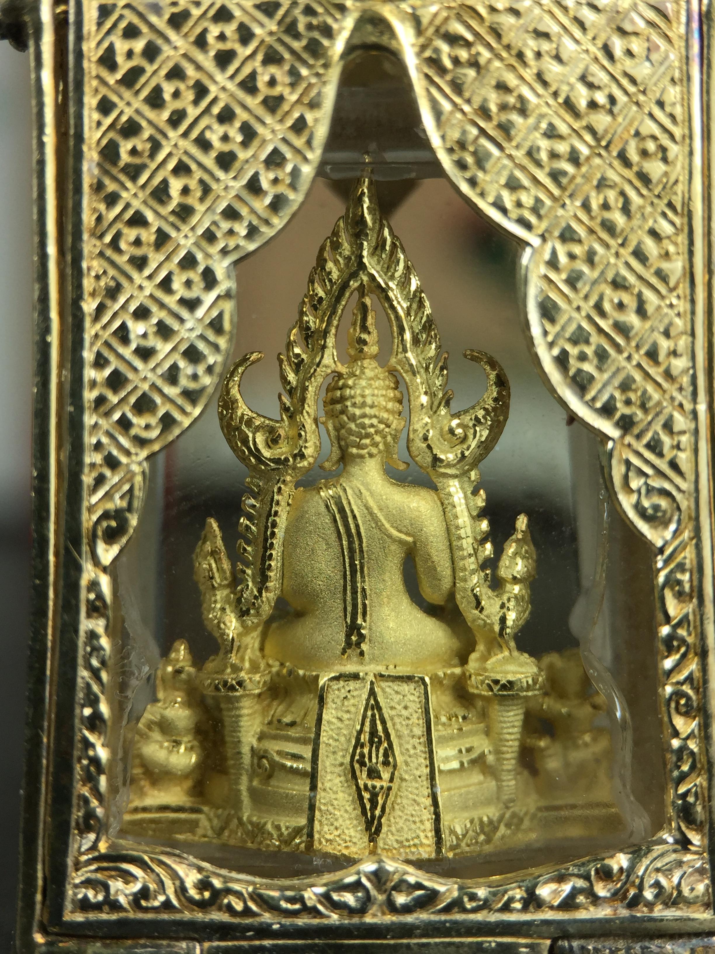 พระพุทธชินราช ภปร. ในวโรกาสเฉลิมพระชนมายุ6รอบ 5ธันวาคม2542 มูลนิธิพิทักษ์ดวงตาประชาชน จัดสร้าง พิมพ์กลาง ขนาดสูง 2.4 ซม. องค์พระเนื้อเงินแบบชุบทองประกายเพชร 3 ไมครอนพร้อมกรอบตลับเงินชุบทองคำบริสุทธิ์ 3 ไมครอน ประดับเพชร CZเกรดนอกพร้อมกล่องบรรจุเดิม(หายาก)