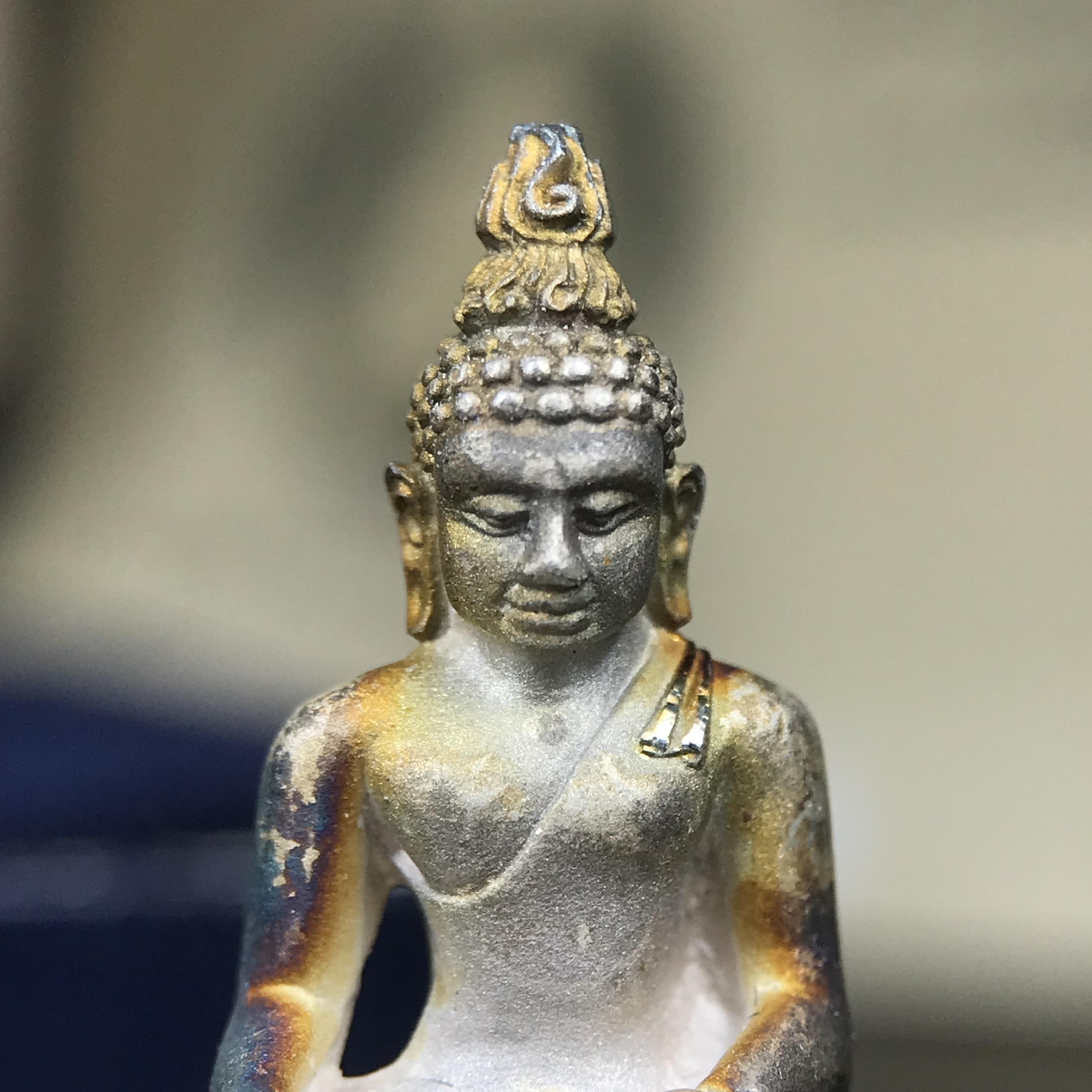 พระกริ่งไพรีพินาศ ญสส.มูลนิธิพิทักษ์ดวงตาประชาชน ฉลองศิริราชสมบัติครองราชย์ 50 ปี รัชกาลที่ 9 เนื้อเงินบริสุทธิ์ 99.9% (เนื้อเงินผิวเดิมติดรุ้งๆสวยเดิม)ขนาดสูง 2.8 ซม. พร้อมกล่องบรรจุเดิมและการ์ดใบรับรองเดิมครบสมบูรณ์(องค์หมายเลข ๒๓๒๗)