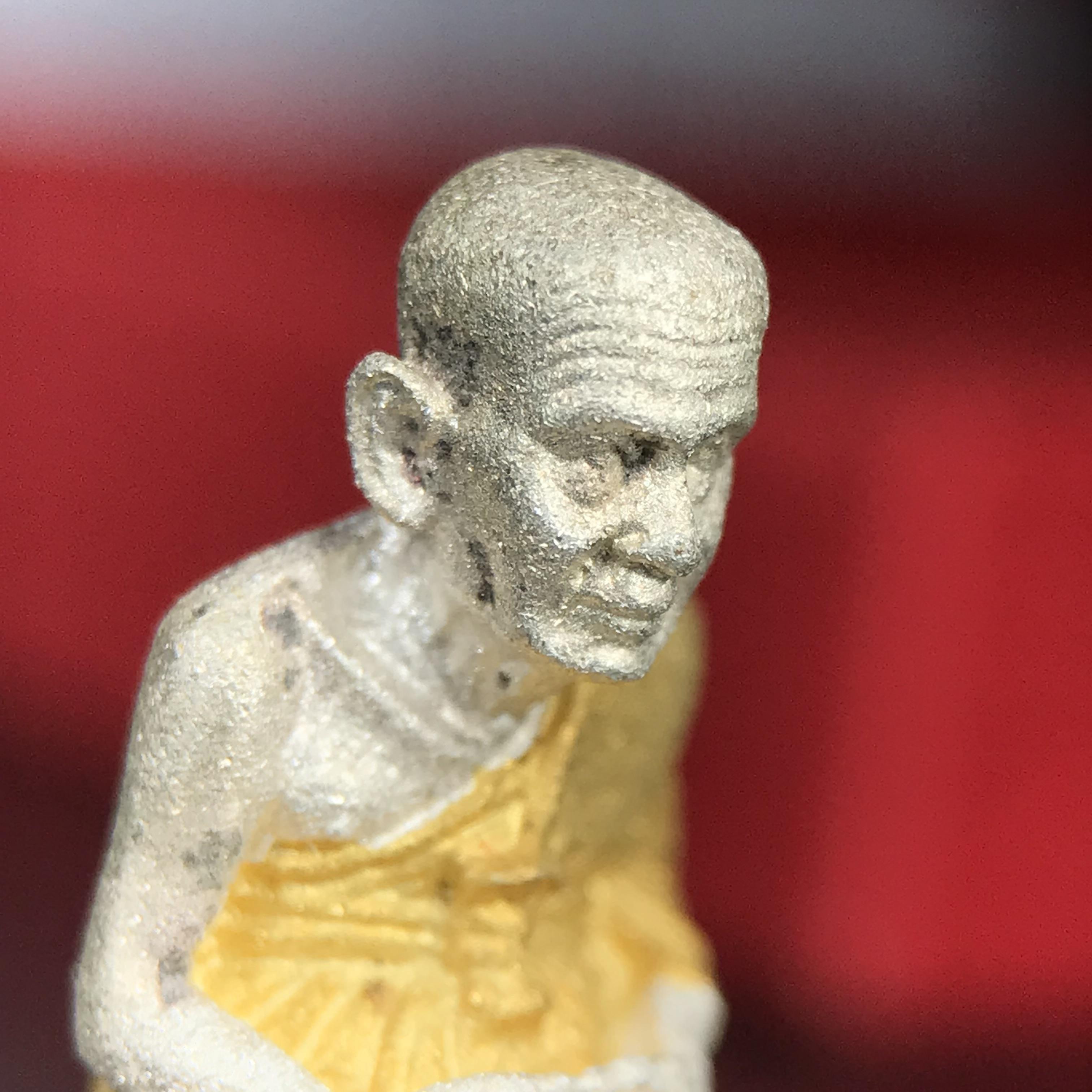 สมเด็จหลวงปู่ทวด วัดช้างให้ รุ่น เฉลิมพระเกียรติ ตราสัญลักษณ์ มวก. พิมพ์ลอยองค์เนื้อเงิน-สามกษัตริย์ ปี 2544 พิธีพุทธาภิเษกใหญ่ ณ อุโบสถวัดช้างให้และอุโบสถวัดพระศรีรัตนศาสดาราม ( วัดพระแก้ว )โดยนิมนต์เกจิชื่อดังสายใต้ทั้งหมดจำนวน 108 รูป