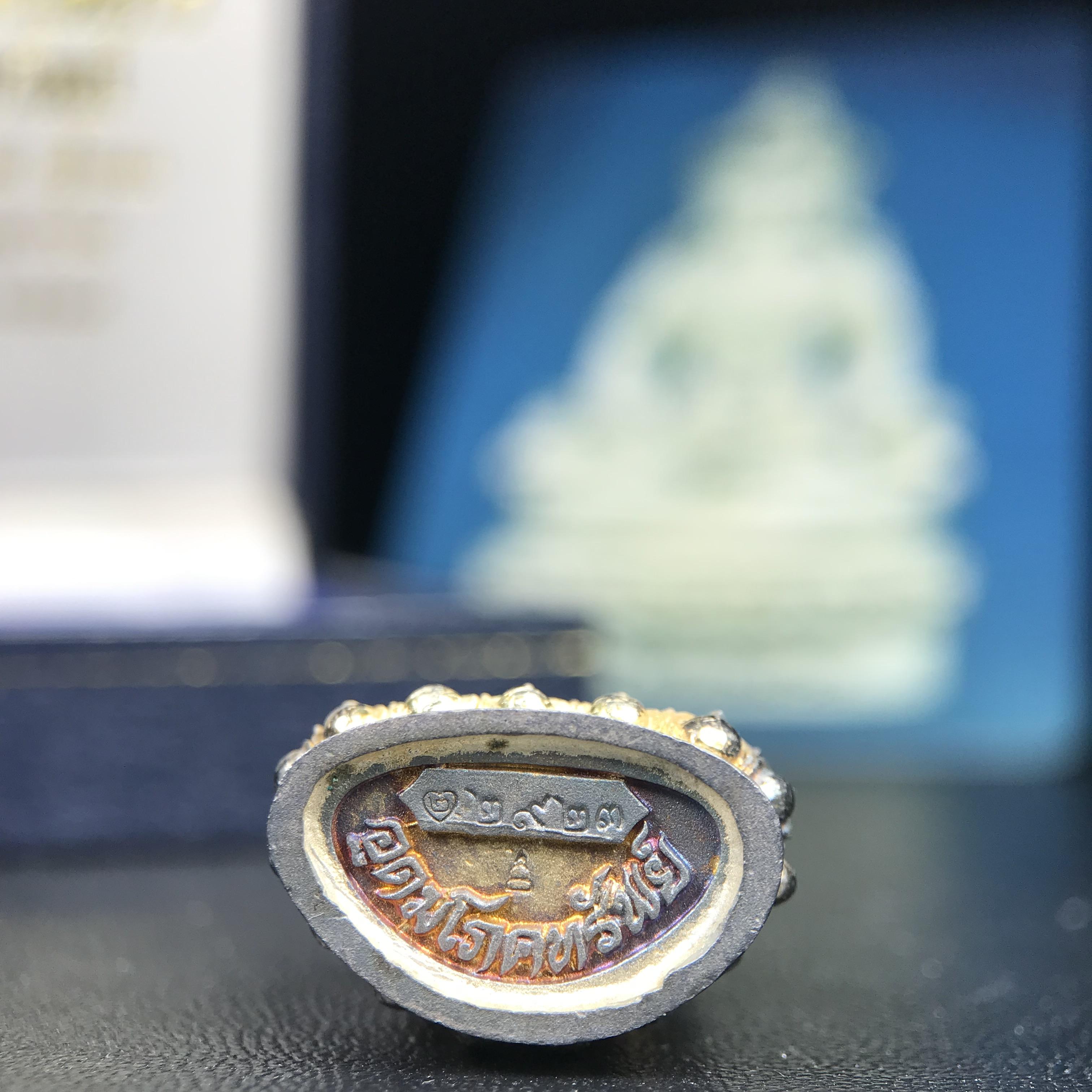 พระกริ่งอวโลกิเตศวร ( เจ้าแม่กวนอิม ) วัดโพธิ์แมนคุณาราม รุ่นอุดมโภคทรัพย์ พ.ศ.2539 เนื้อเงินพ่นทราย(ผิวเดิม ขึ้นสีรุ้งธรรมชาติ แบบนิยม เสน่ห์ของพระเนื้อเงิน) (พร้อมกล่องบรรจุการ์ดใบรับรองเดิมครบ)(อีกหนึ่งรุ่นยอดนิยม พุทธศิลป์สวยงดงาม)หายาก 1 ใน 5000 องค์