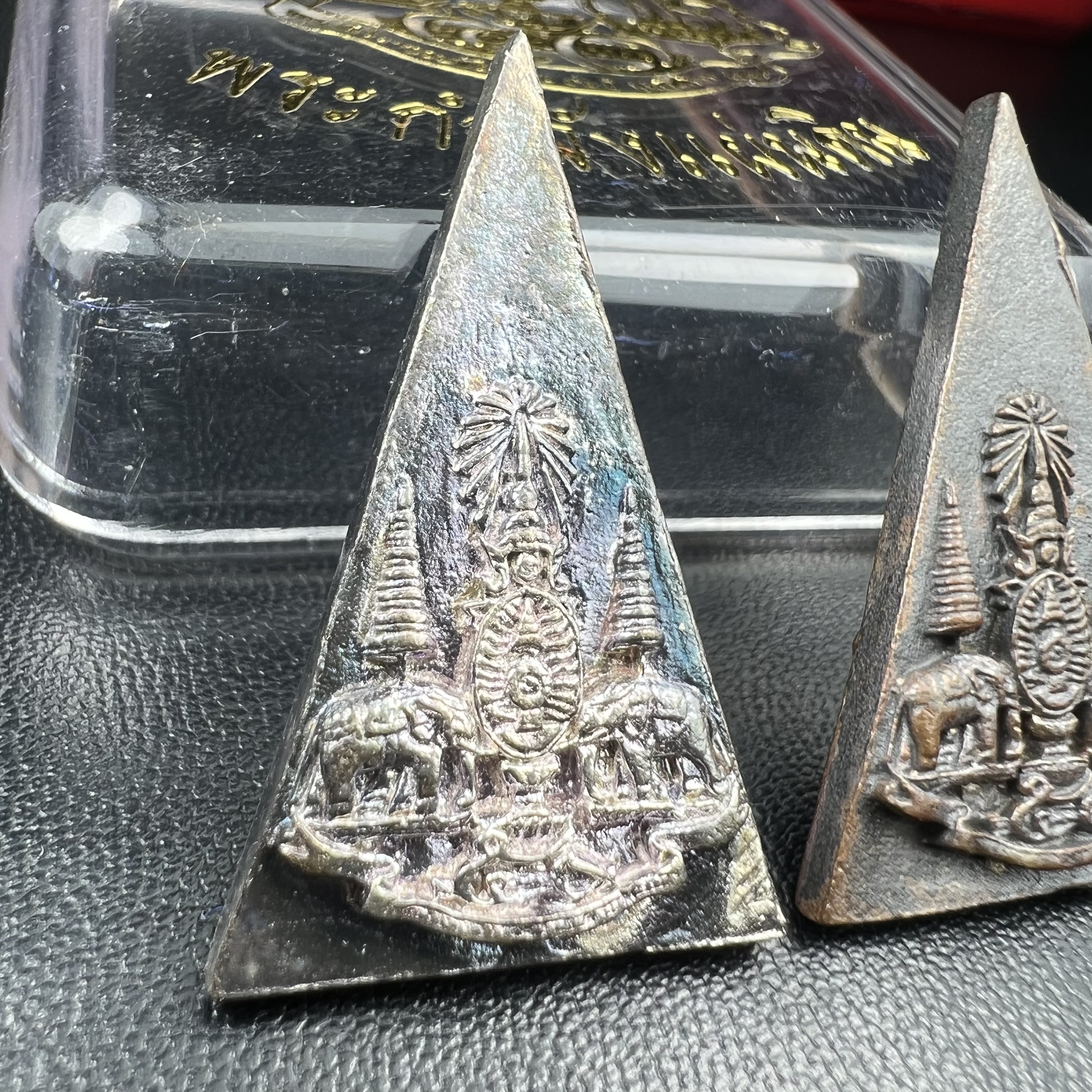 พระกำลังแผ่นดิน (สมเด็จจิตรลดา2) จัดสร้างเฉลิมพระเกียรติ ร.9 ครองราชย์ 50 ปี 2539 เนื้อเงิน(ผิวเดิมกลับดำ รุ้งๆสวย)+เนื้อนวโลหะ(สร้างน้อยหายาก)พร้อมกล่องบรรจุเดิมครบสมบูรณ์(1ใน2539องค์)