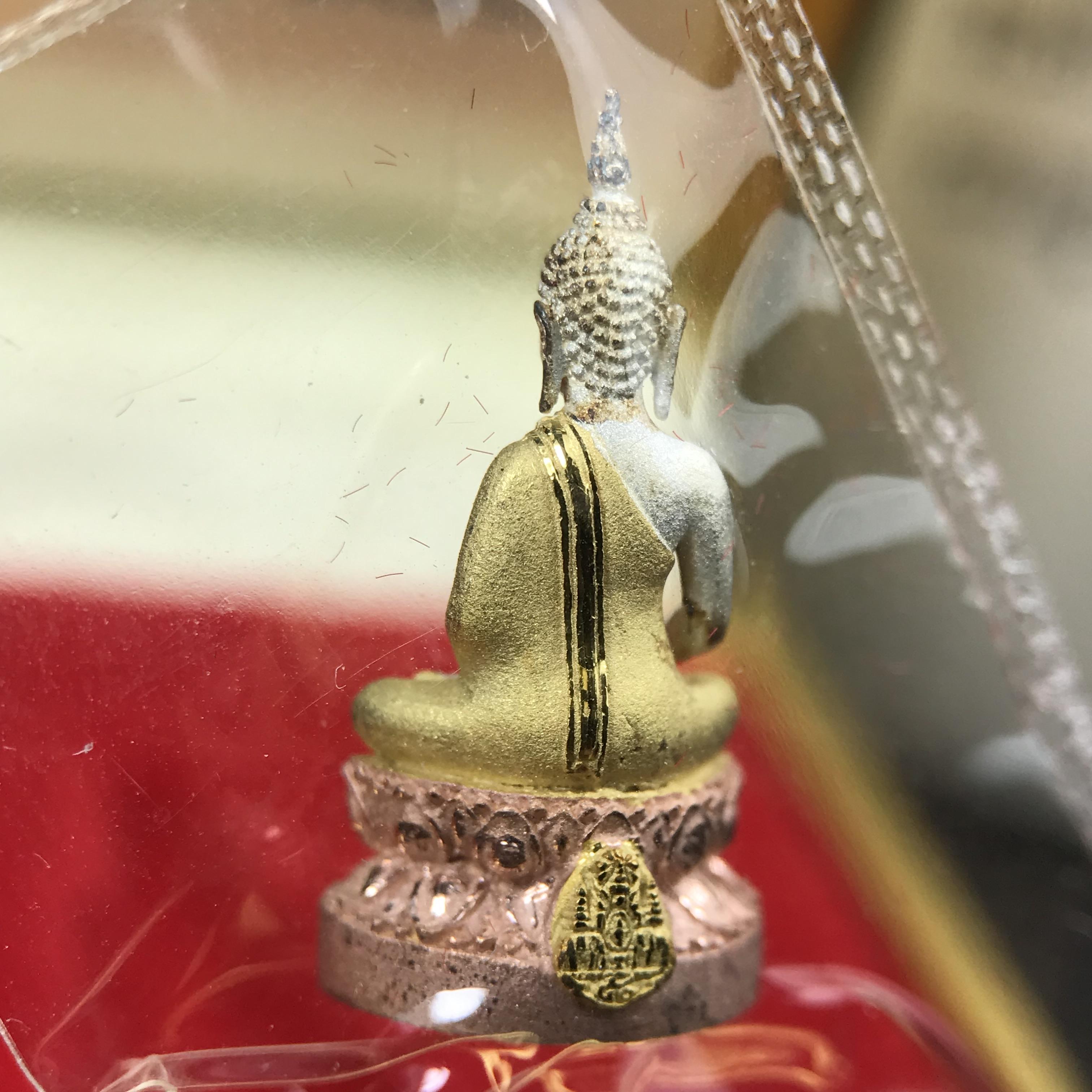 พระชัยวัฒน์พระพุทธนวราชบพิตร ครองสิริราชสมบัติครบ 50 ปี พ.ศ.2540 ขนาดสูง 1.9 ซม. เนื้อเงินสามกษัตริย์(ผิวเดิม)(ซีนซองเดิม) พร้อมกล่องบรรจุเดิมครบสมบูรณ์ 1ใน 9500 องค์(พุทธนวราชบพิตร นิมิตรหมายแห่งความสามัคคี ด้วยไมตรีแห่งองค์พระภูมิพล)