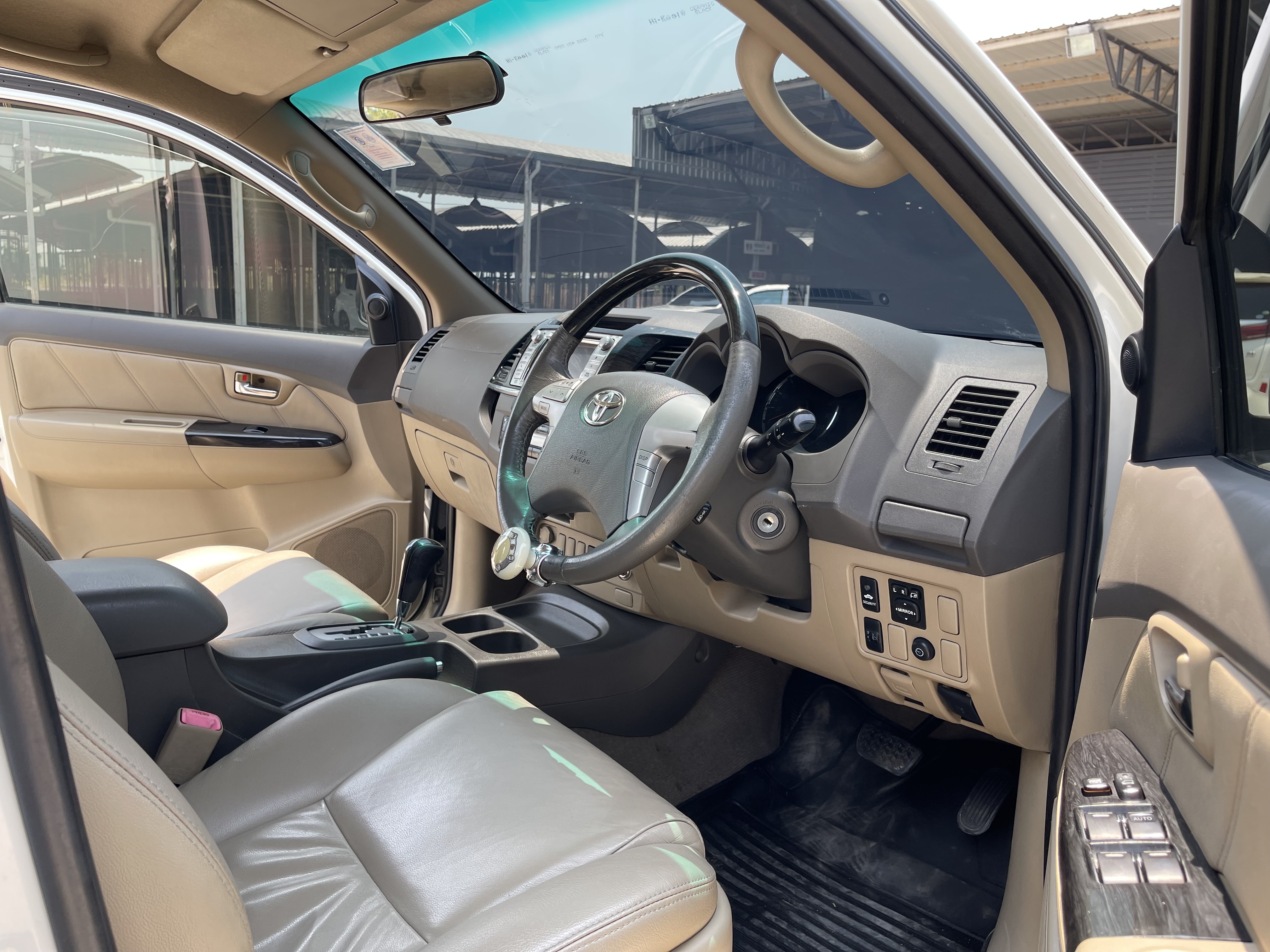 Toyota Fortuner 3.0 V 2WD At 2012 ขาวมุก