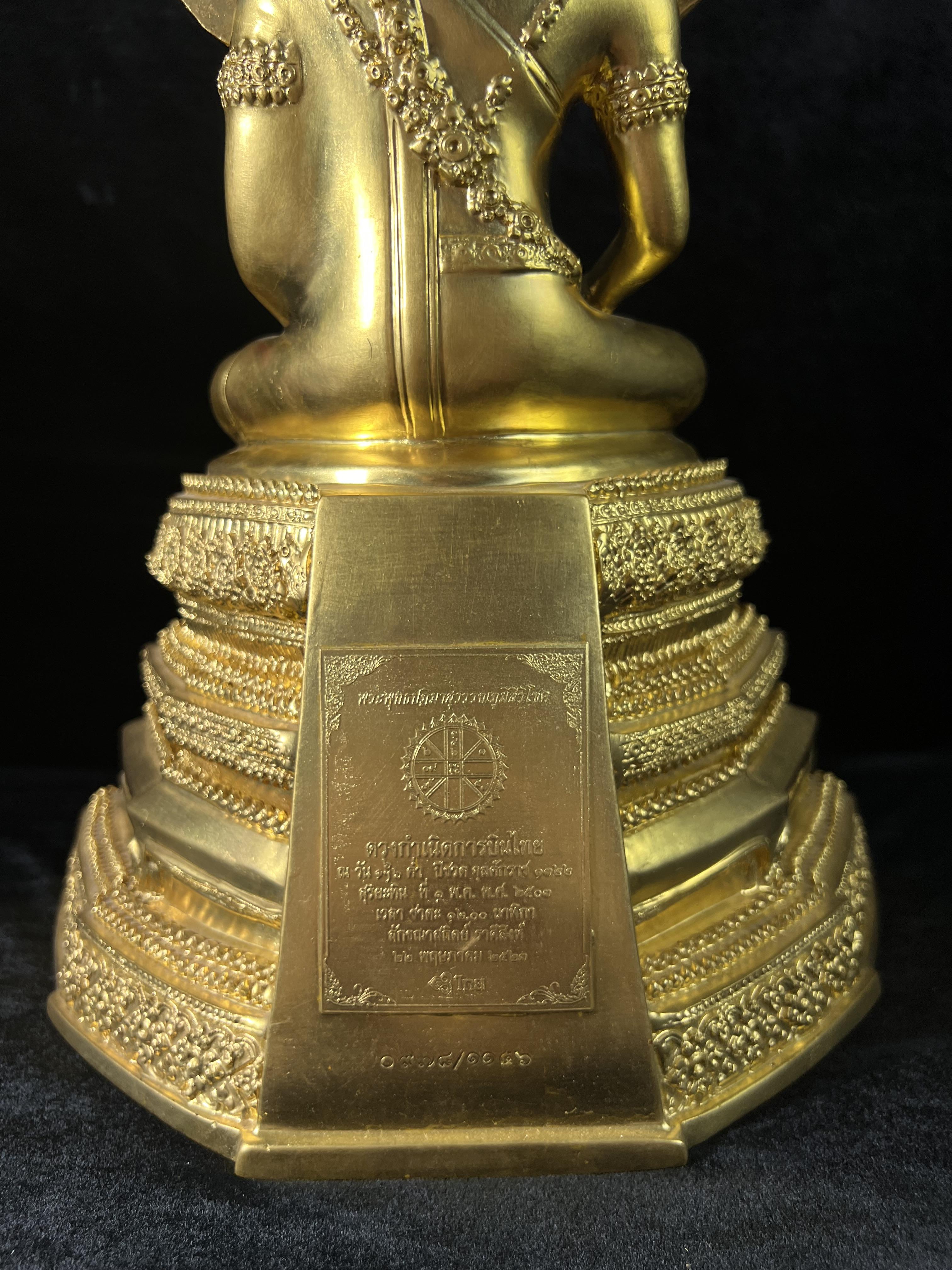 พระพุทธปฏิมาสุวรรณภูมิสิริโชค ภปร. การบินไทยจัดสร้างขึ้น เนื่องในวโรกาสมหามงคลเฉลิมพระชนมพรรษาของพระบาทสมเด็จพระเจ้าอยู่หัวรัชกาลที่ 9 ครบ 80 พรรษา ขนาดหน้าตัก 5 นิ้ว สูง 16 นิ้ว ปิดทองสวิส 99.9 เปอร์เซนต์ (พิธีใหญ่ พุทธศิลป์งดงาม หายาก)องค์หมายเลข ๙๗๘