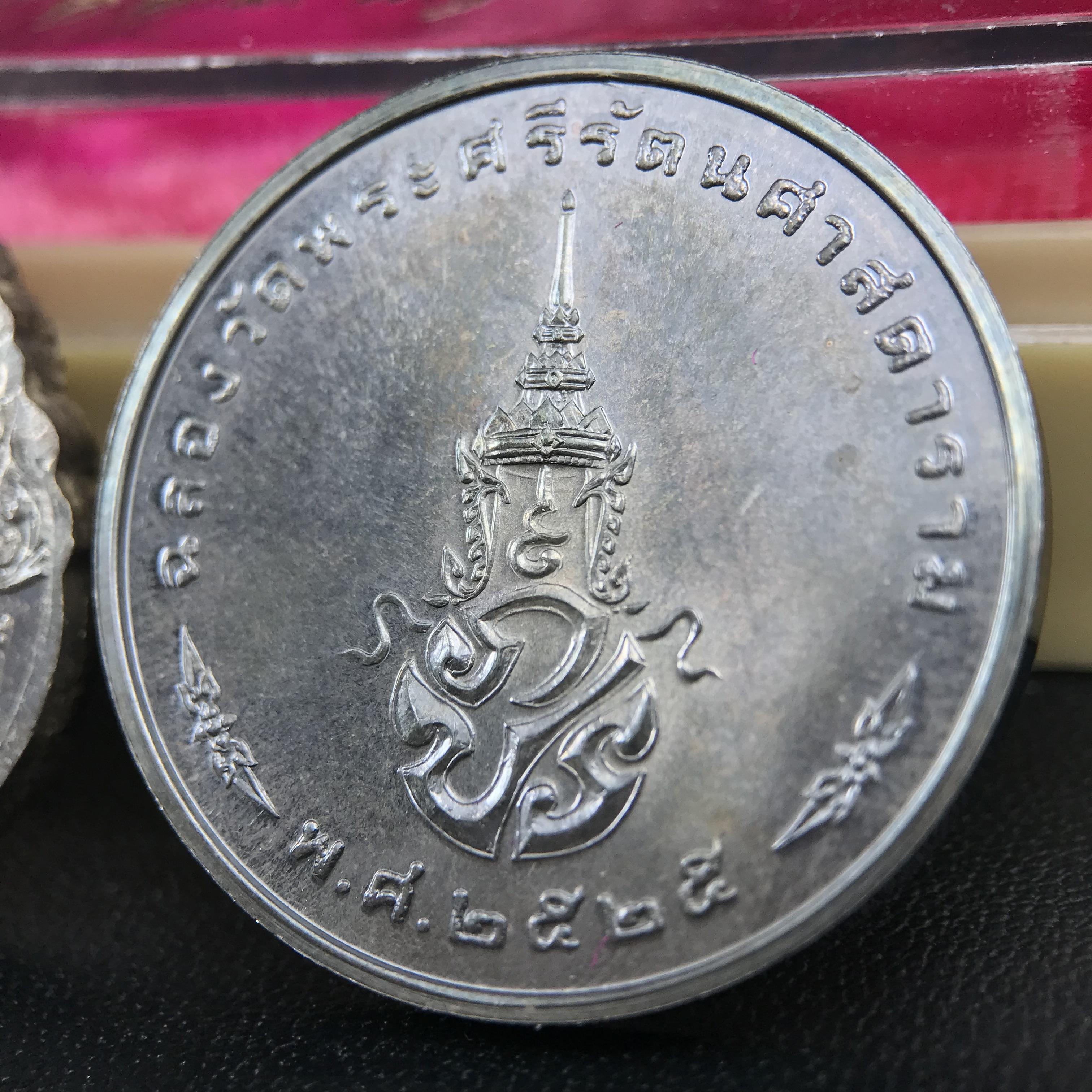 เหรียญพระแก้วมรกตหลัง ภปร. ฉลองกรุงรัตนโกสินทร์ครบ 200 ปี พ.ศ.2525 เนื้อเงิน(ผิวเดิมสวย)กล่องบรรจุเดิมครบ 3พิมพ์ ร้อน ฝน หนาว(บล็อกแรกไม่มีพระราชศรัธานิยม)(ในหลวงรัชกาลที่9 เสด็จในพิธี)พระคู่บ้านคู่เมือง...พระดี...พิธีใหญ่(บล็อกแรกครบชุด ผิวเดิม หายาก)