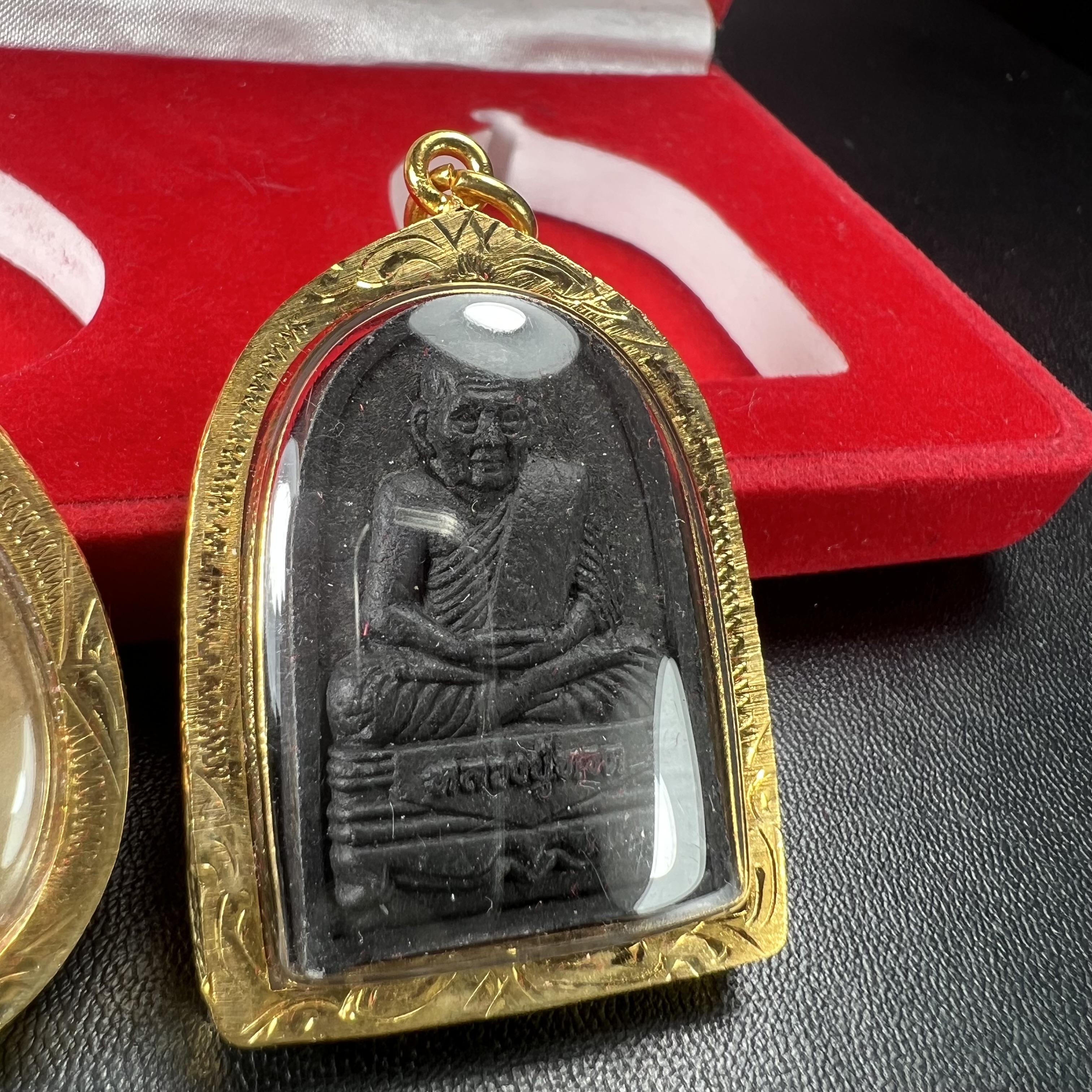 พระชุดของขวัญ 3 องค์ พระหลวงปู่ทวด ภปร. ทรงกลีบบัวและกลีบขนุนพร้อมเหรียญพระพุทธสิงหธรรมมงคล ปี 2547 (ชนวนเก่า)เนื้อว่านด้านหลังมี ภปร. เป็นโลหะผสมสูง 3.3ซม.พิธีใหญ่ มวลสารดี ปลุกเสกวัดพระแก้ว(งานเลี่ยมกรอบเดิมจากผู้จัดสร้างห่อหุ้มด้วยทองนพเกล้า)