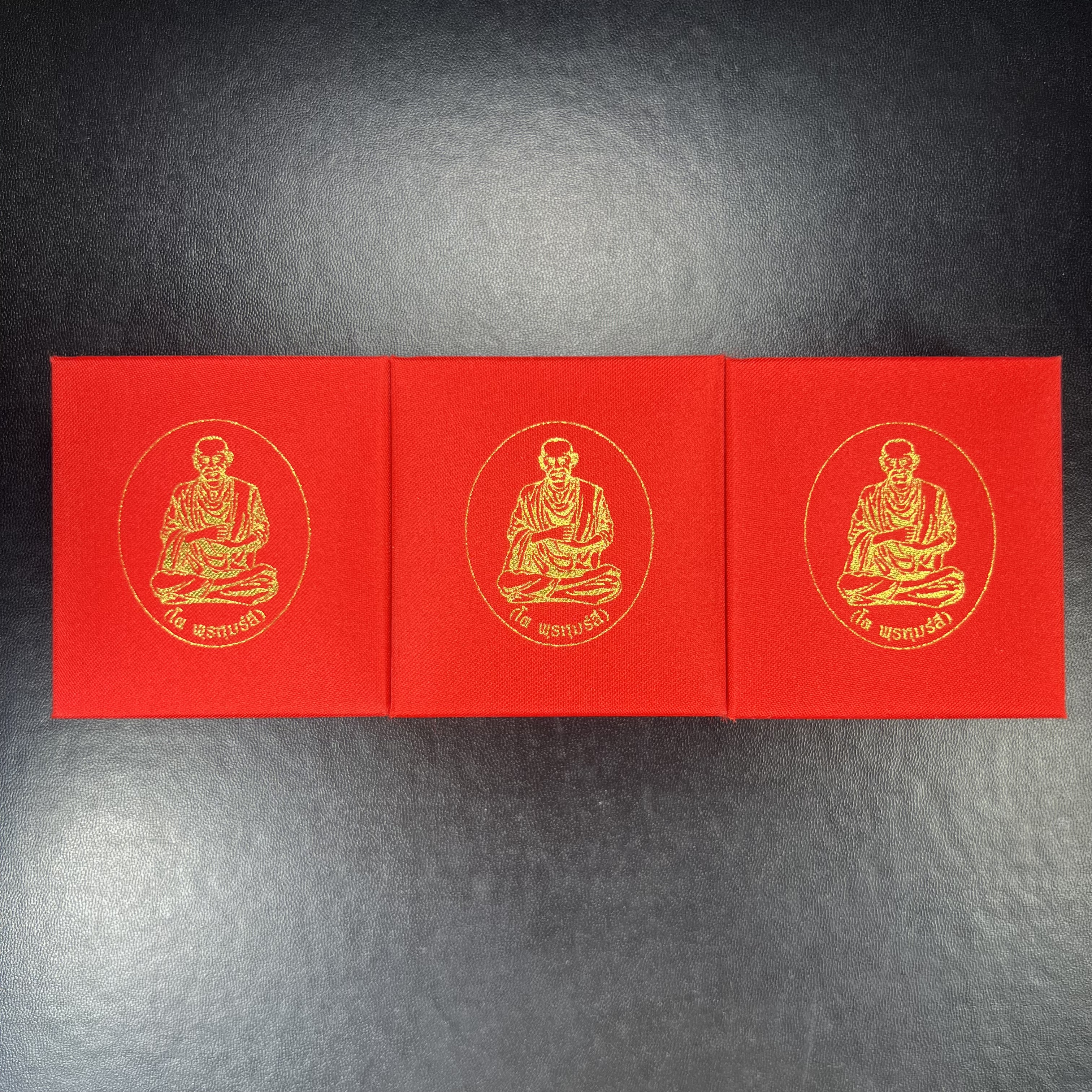 สมเด็จพุฒาจารย์ (โต พรหมรังสี) อนุสรณ์ 128 ปี สมเด็จพระญาณสังวร สมเด็จพระสังฆราช ทรงเมตตาอธิฐานจิต ปี 2543 มหาพุทธาภิเษก 3วาระ รูปเหมือนลอยองค์พิมพ์ใหญ่เนื้อเงินสามกษัตริย์ ขนาด 1.5 x 2.5 ซม. ทรงคุณค่าทั้งด้านความงานด้านพุทธศิลป์ และพุทธคุณ