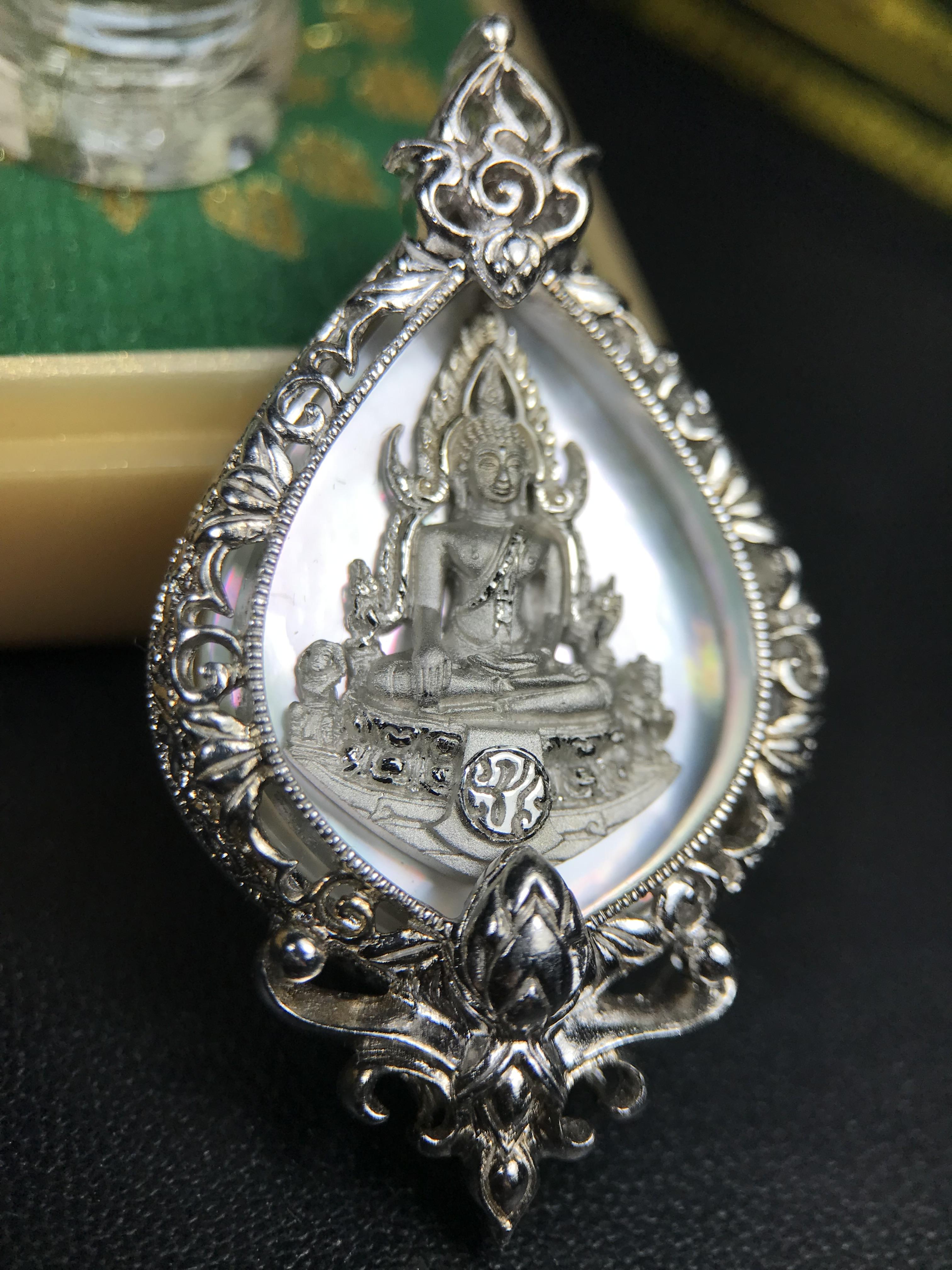 พระพุทธชินราช ภปร. 84 พรรษา ทรงหยดน้ำ เนื้อเงินชุบทองคำขาว ขนาด 20*36 มม. (พระราชทานมวลสาร จิตรลดาและเส้นพระเจ้า(เส้นผม)รัชกาลที่9)พุทธศิลป์ทรงคุณค่าอีกหนึ่งรุ่นยอดนิยม งดงาม ทรงคุณค่า หายาก