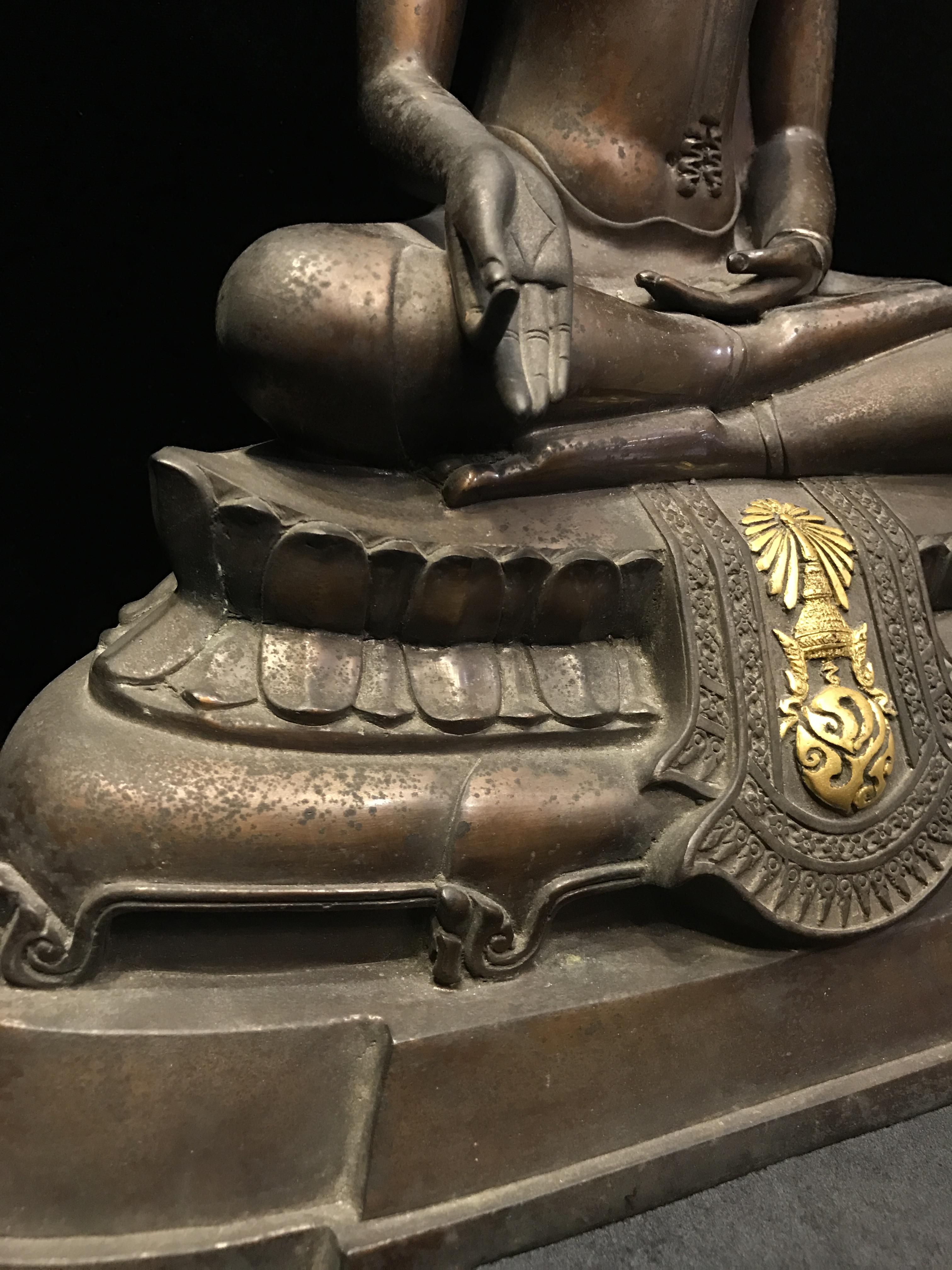 พระบูชา ภปร ในวาระโอกาสเฉลิมพระเกียรติ พระบาทสมเด็จพระเจ้าอยู่หัว ทรงครองราชย์ครบ 50 ปี (กาญจนาภิเษก) พ.ศ.2539 ออกโดย มหาวิทยาลัยนเรศวร หน้าตัก9นิ้ว